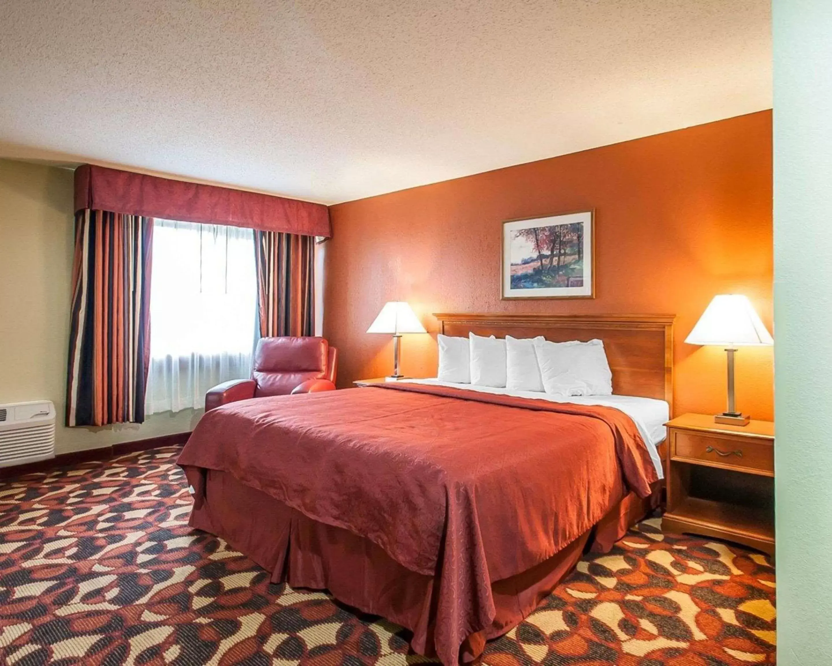 Photo of the whole room, Bed in Quality Inn & Suites Kansas City I-435N Near Sports Complex