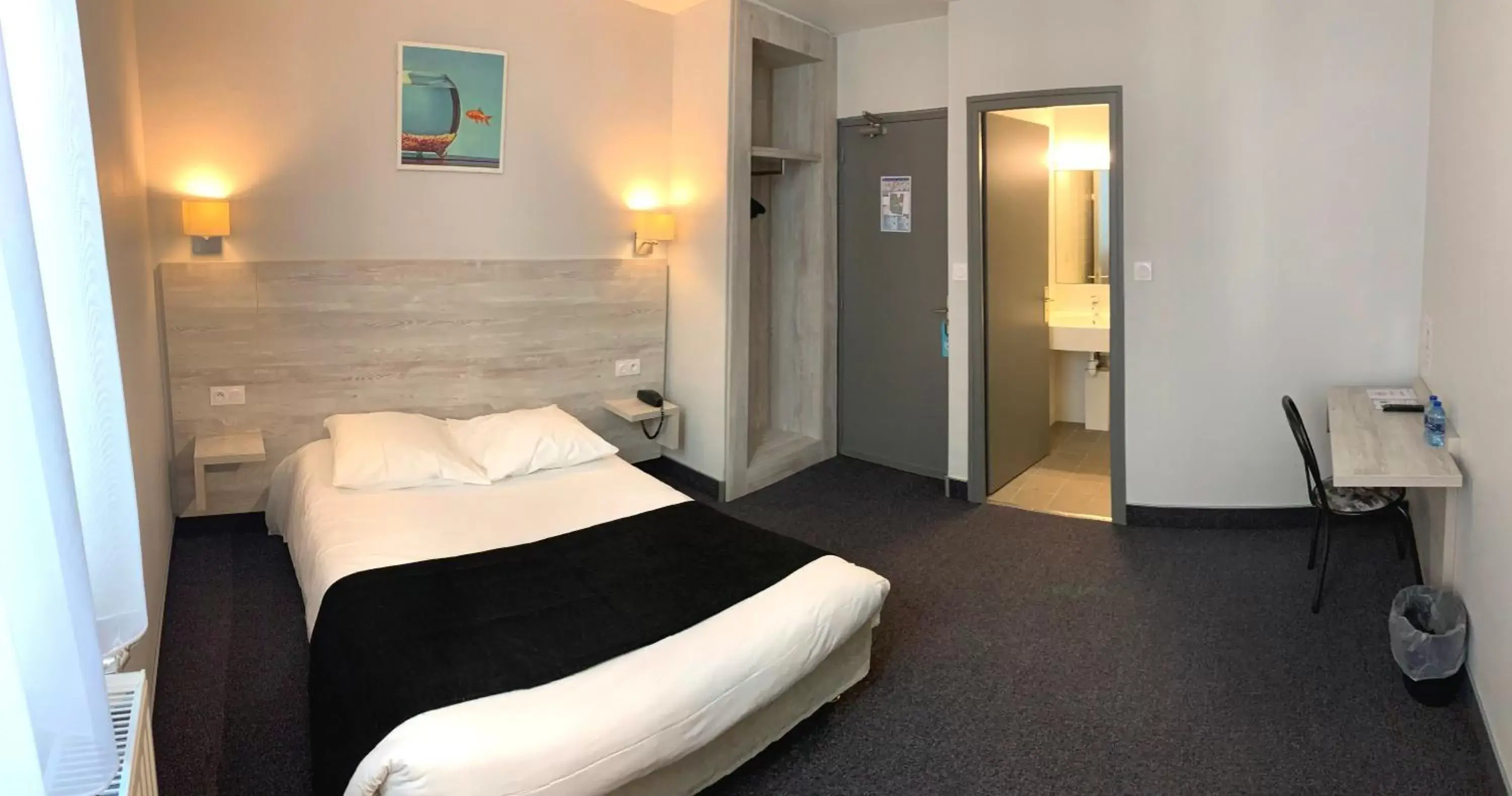 Photo of the whole room, Bed in Brit Hotel Suisse et Bordeaux - Centre Gare