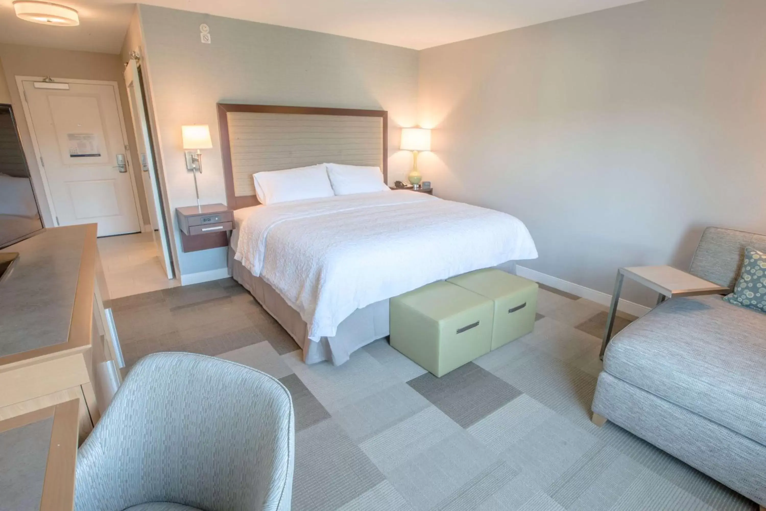 Bedroom, Bed in Hampton Inn by Hilton Amesbury, MA