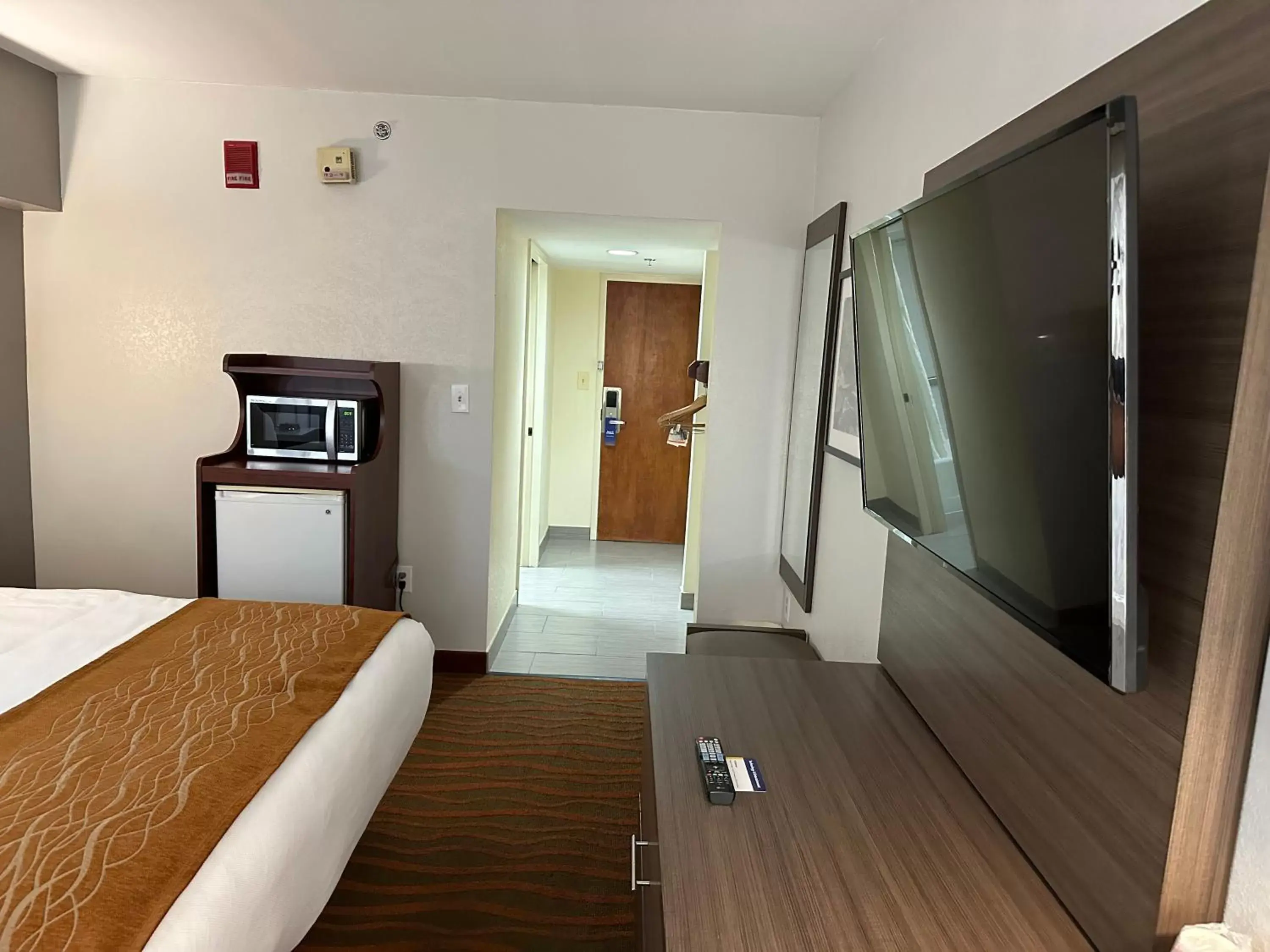 Bedroom, TV/Entertainment Center in Comfort Inn Conyers
