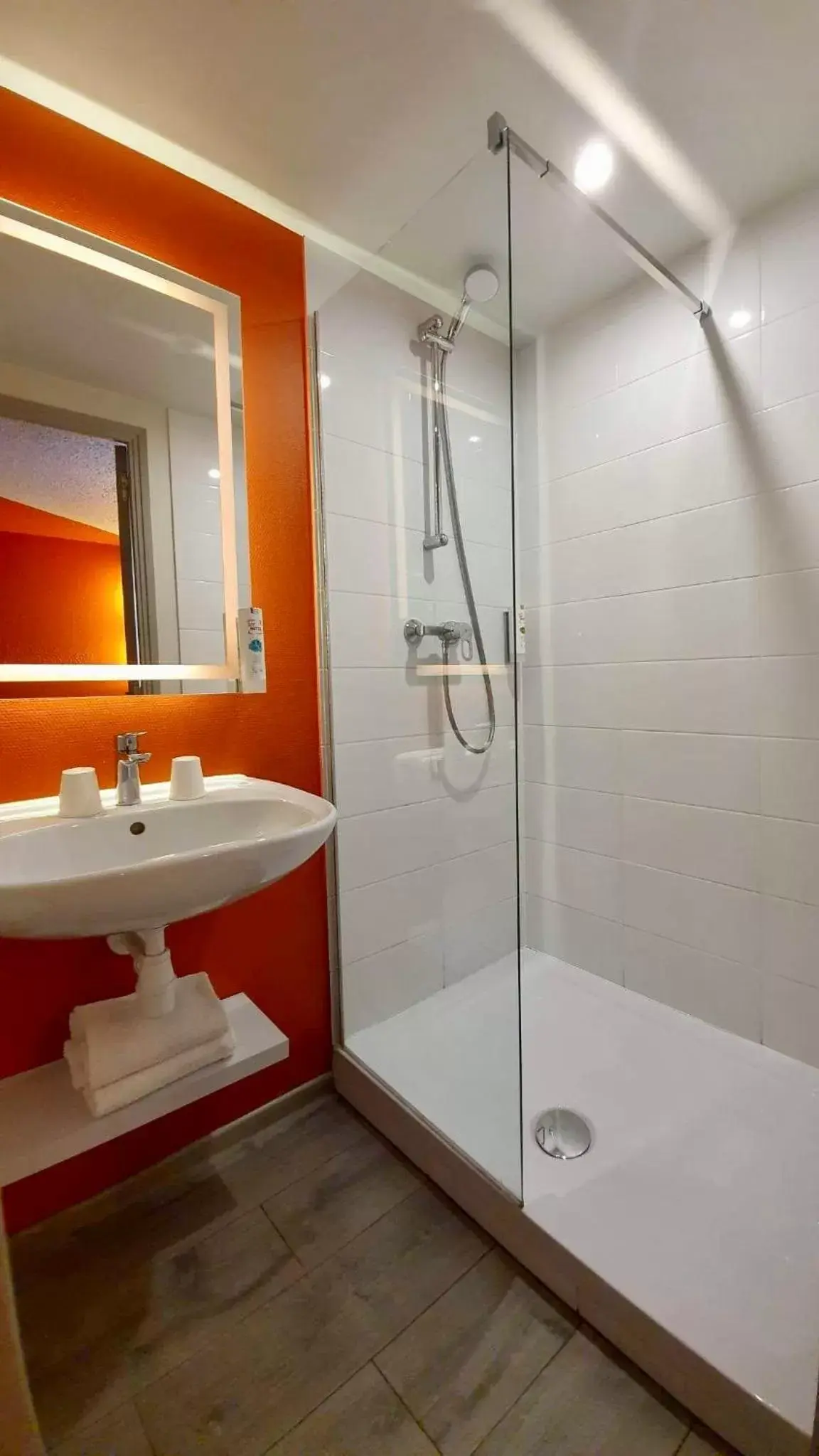 Bed, Bathroom in Cit'hotel Design Booking Evry Saint-Germain-lès-Corbeil Sénart
