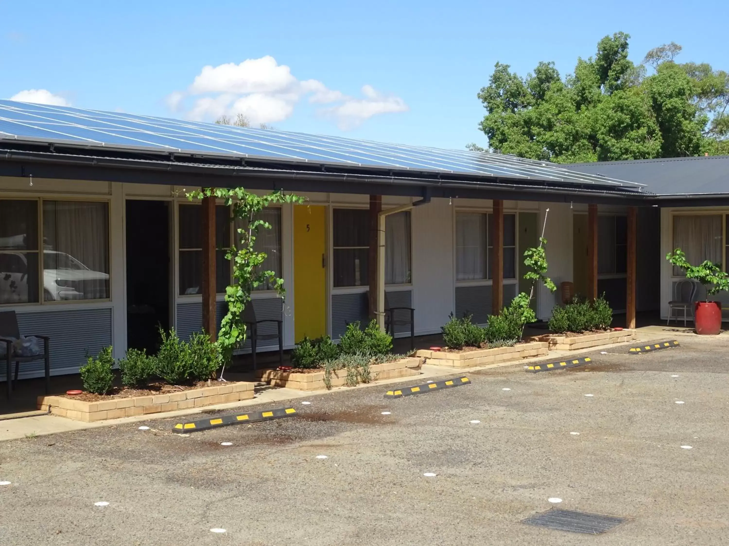 Property building in Memphis Motor Inn Property building in Memphis Motor Inn