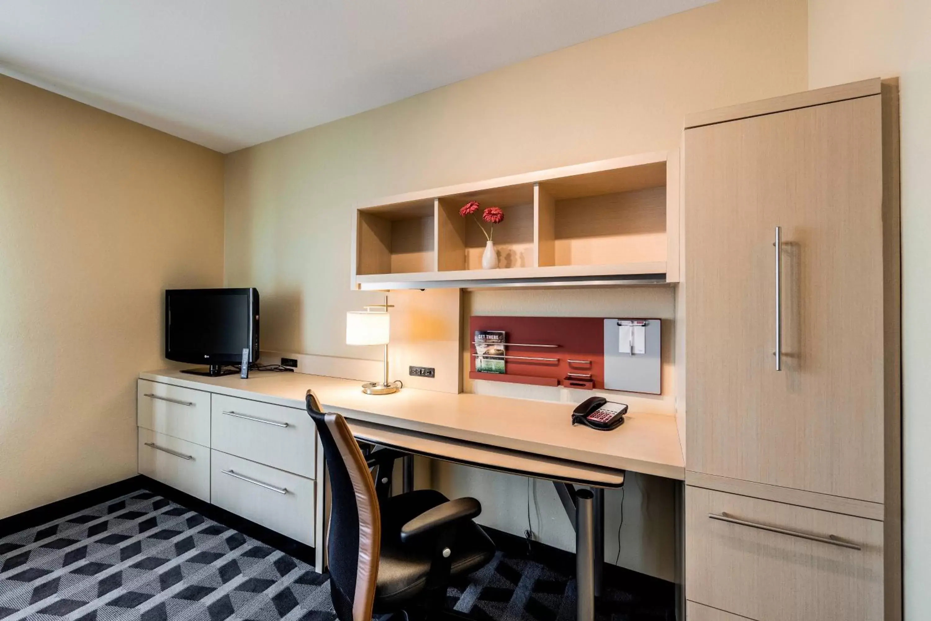 Bedroom, TV/Entertainment Center in TownePlace Suites Ann Arbor