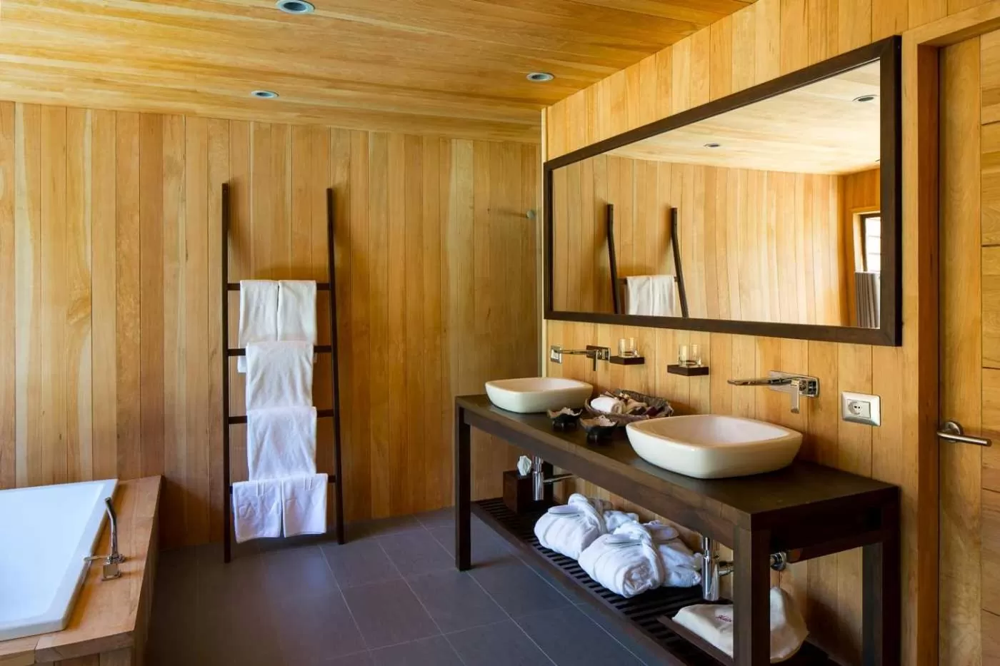 Bathroom in andBeyond Vira Vira