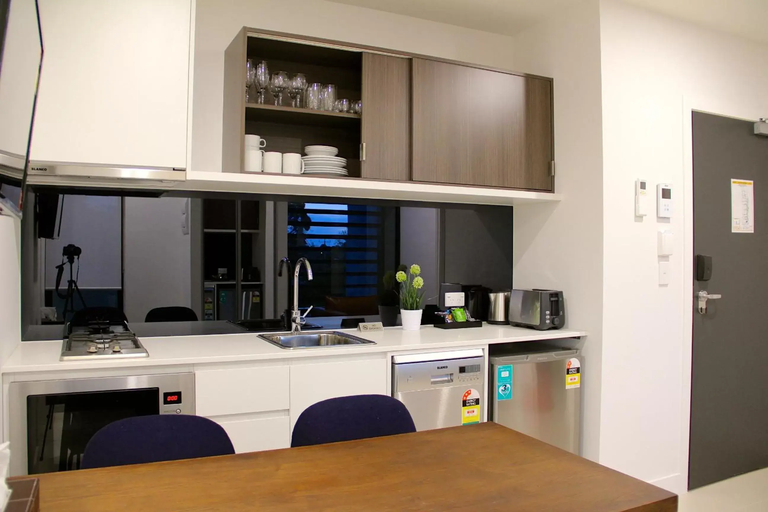 Dining area, Kitchen/Kitchenette in Whitehorse Apartments Hotel