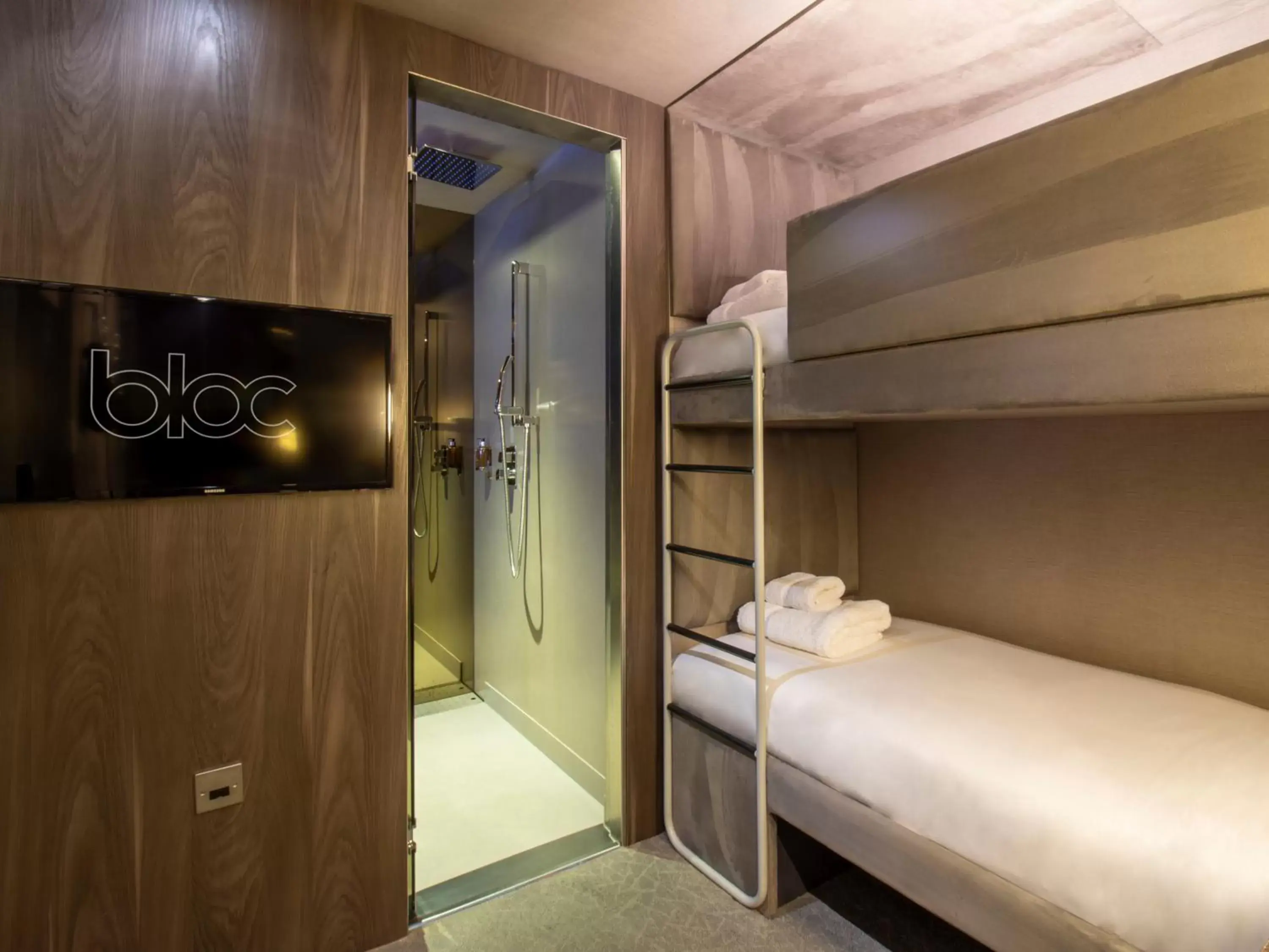 Bedroom, Bunk Bed in Bloc Hotel London Gatwick Airport