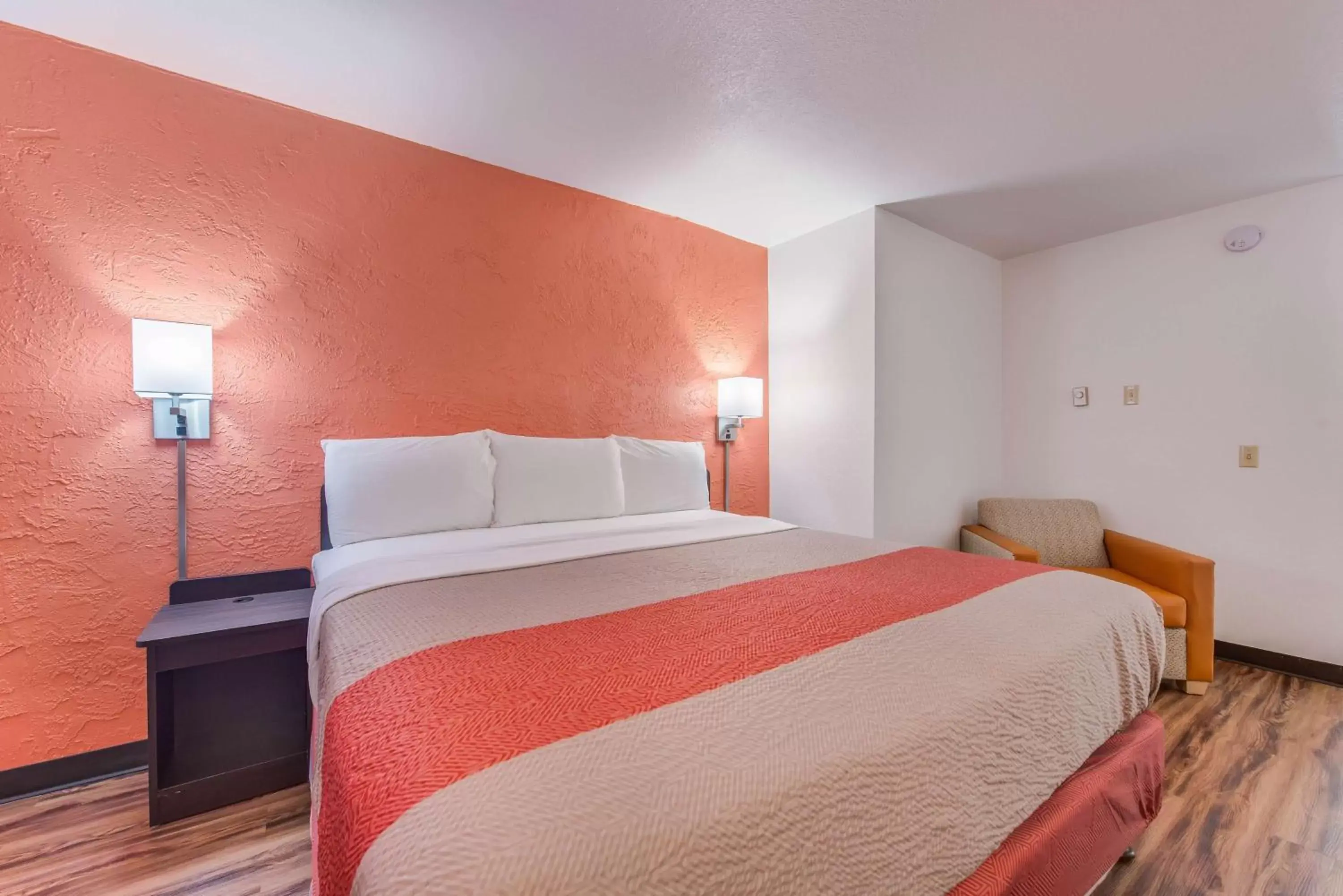 Bedroom, Bed in Motel 6-Saint Paul, MN - I-94