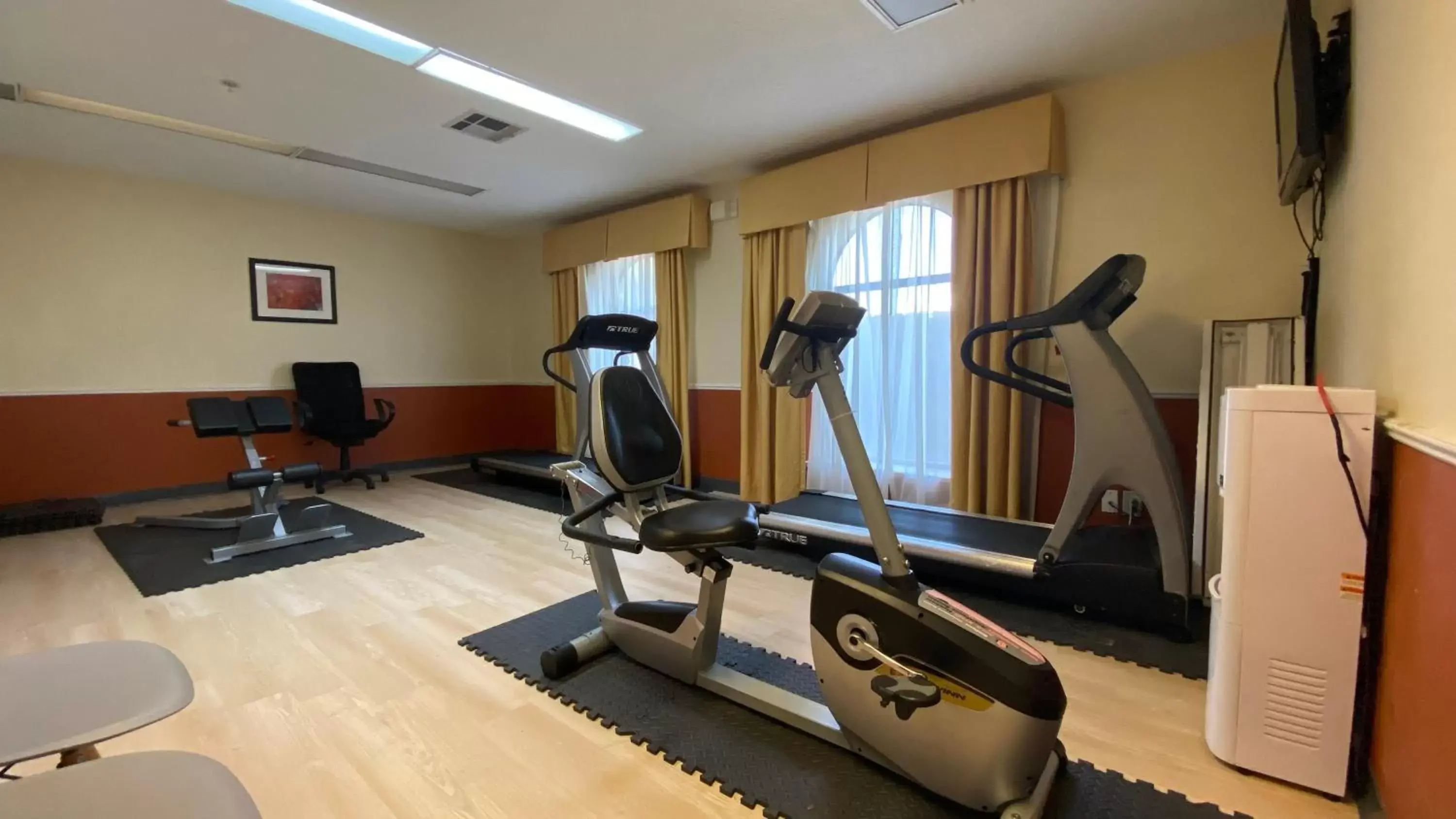 Fitness centre/facilities in Days Inn & Suites by Wyndham Winnie Fitness centre/facilities in Days Inn & Suites by Wyndham Winnie