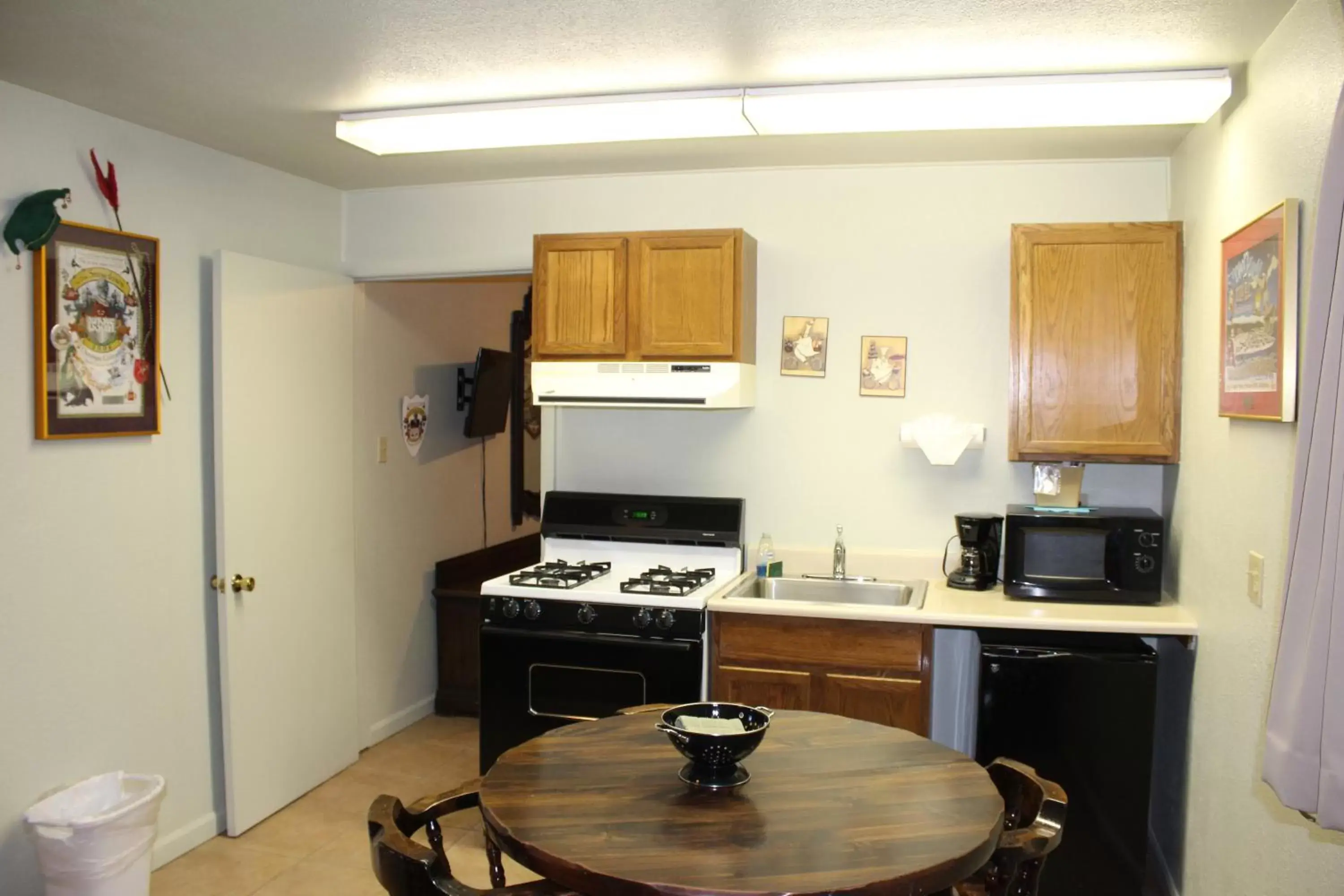 Kitchen or kitchenette, Kitchen/Kitchenette in The Siesta Motel