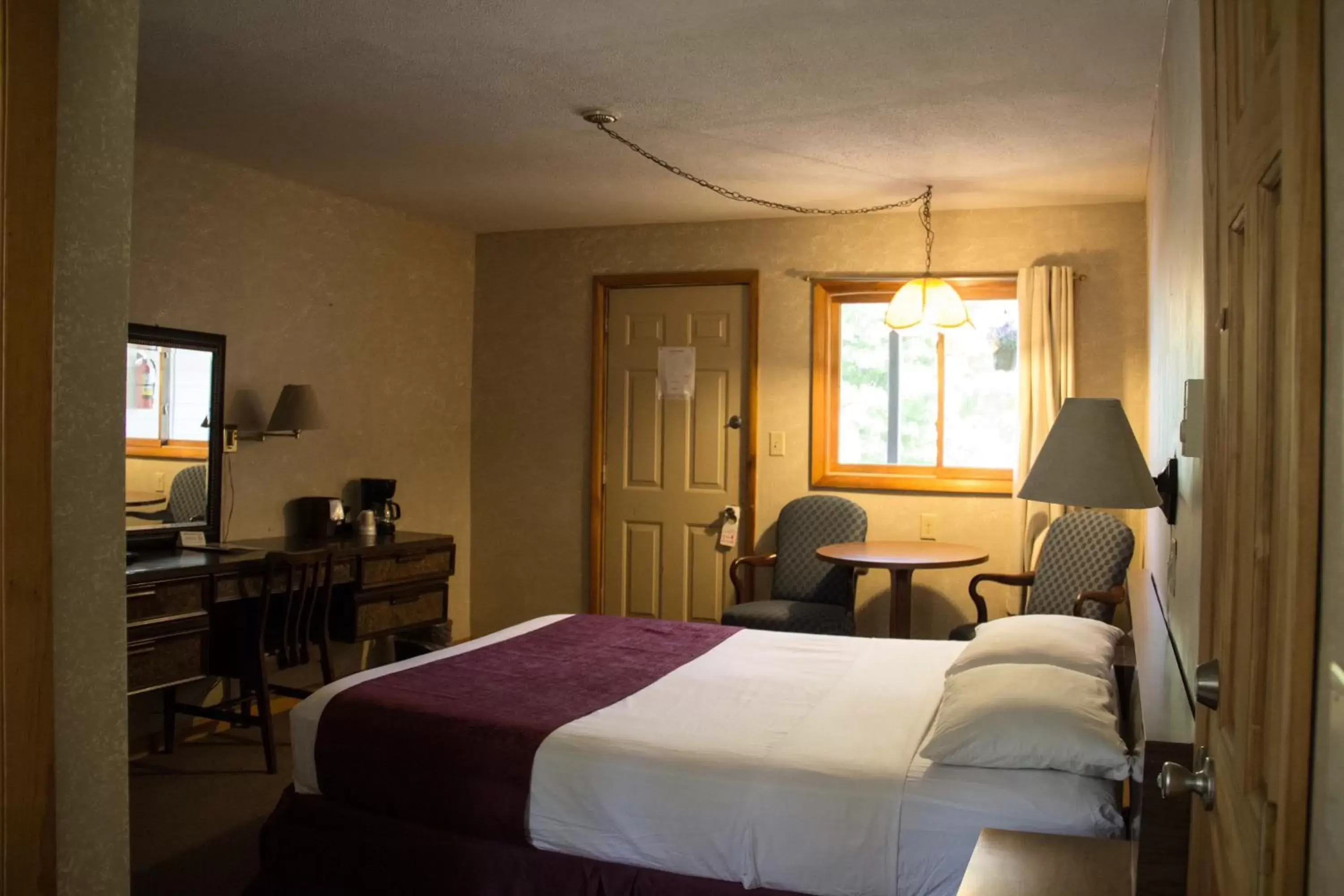Bed in Fran Cove Motel