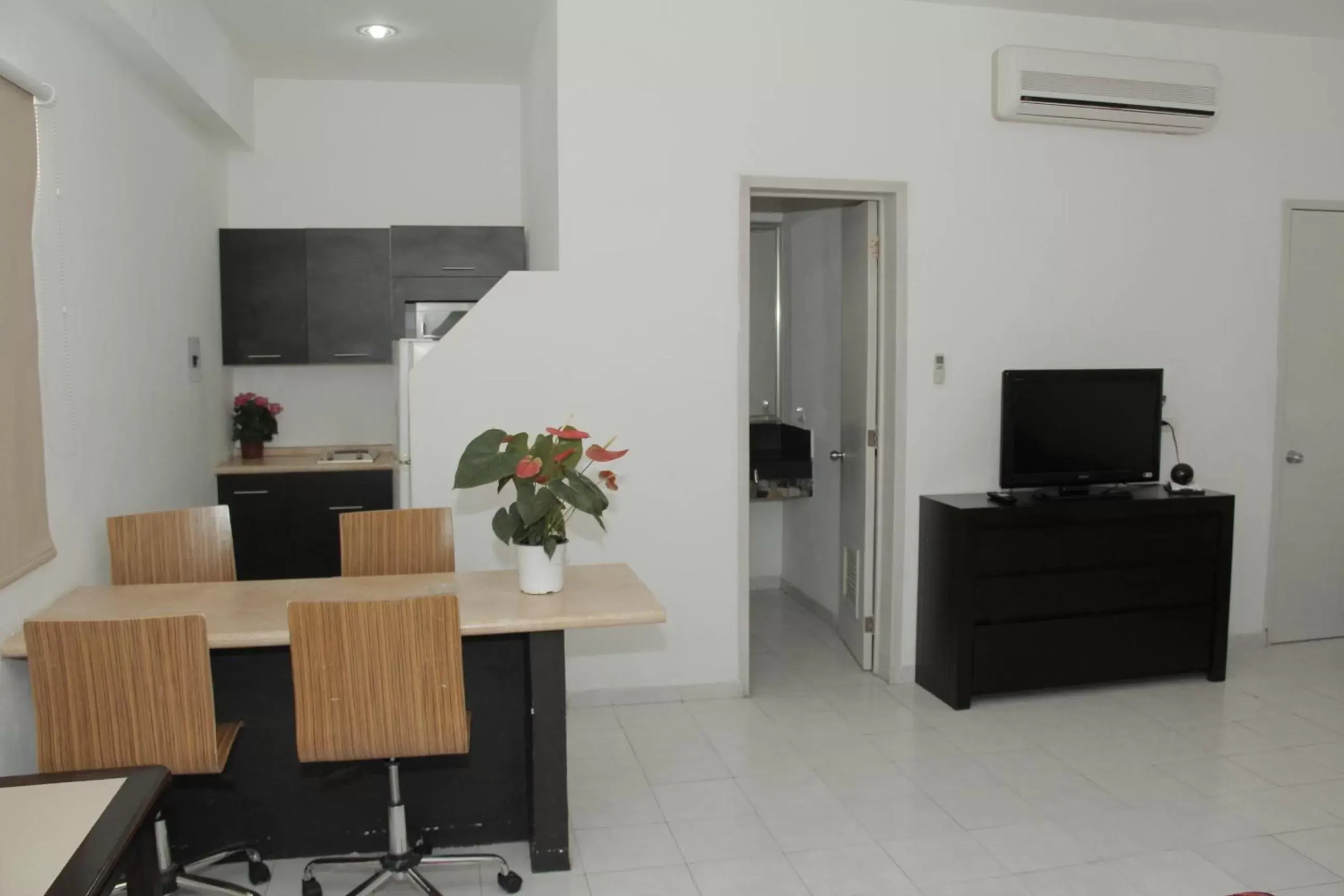 Bathroom, Dining Area in Aparthotel Siete 32