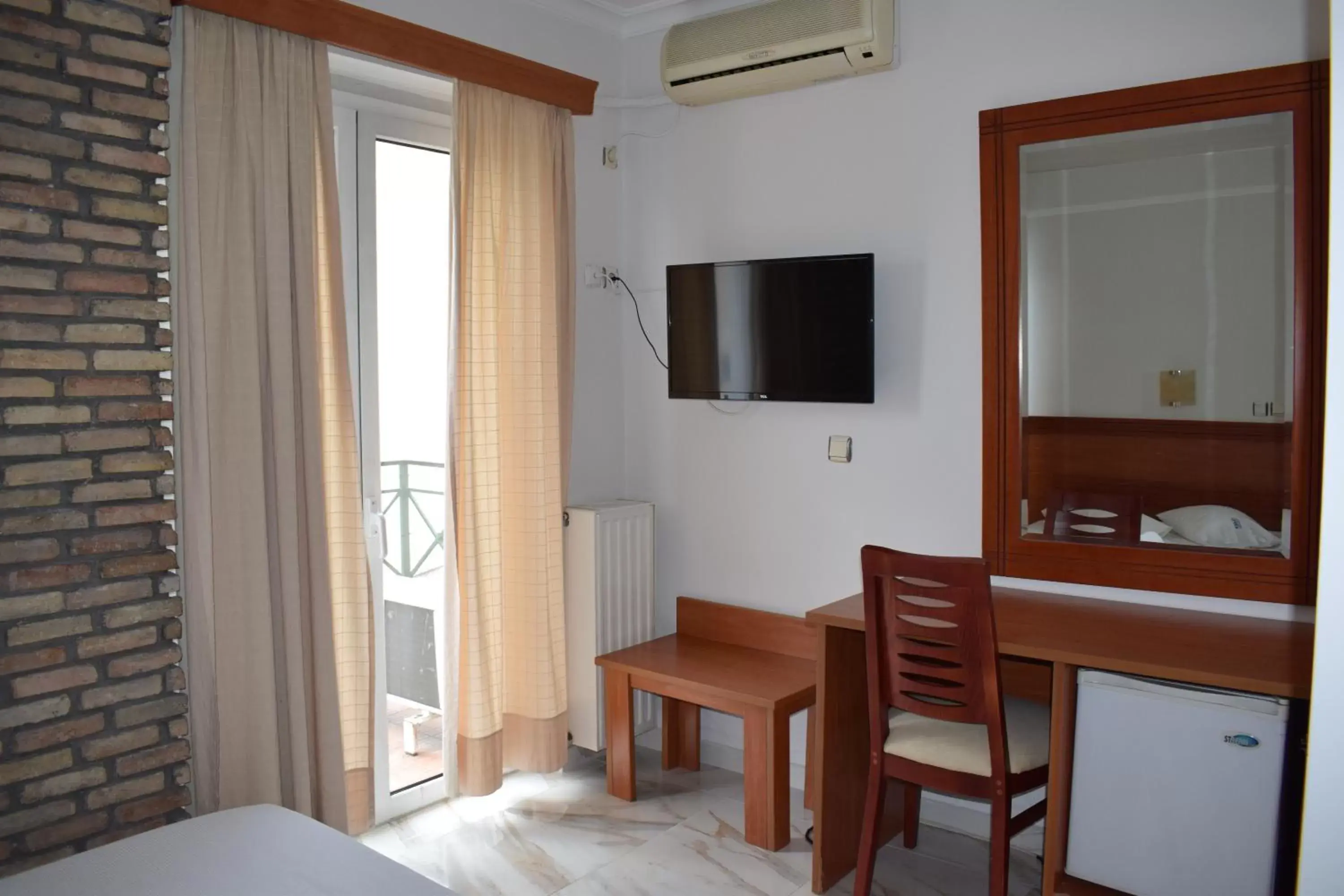 Communal lounge/ TV room, TV/Entertainment Center in Piraeus Acropole Hotel