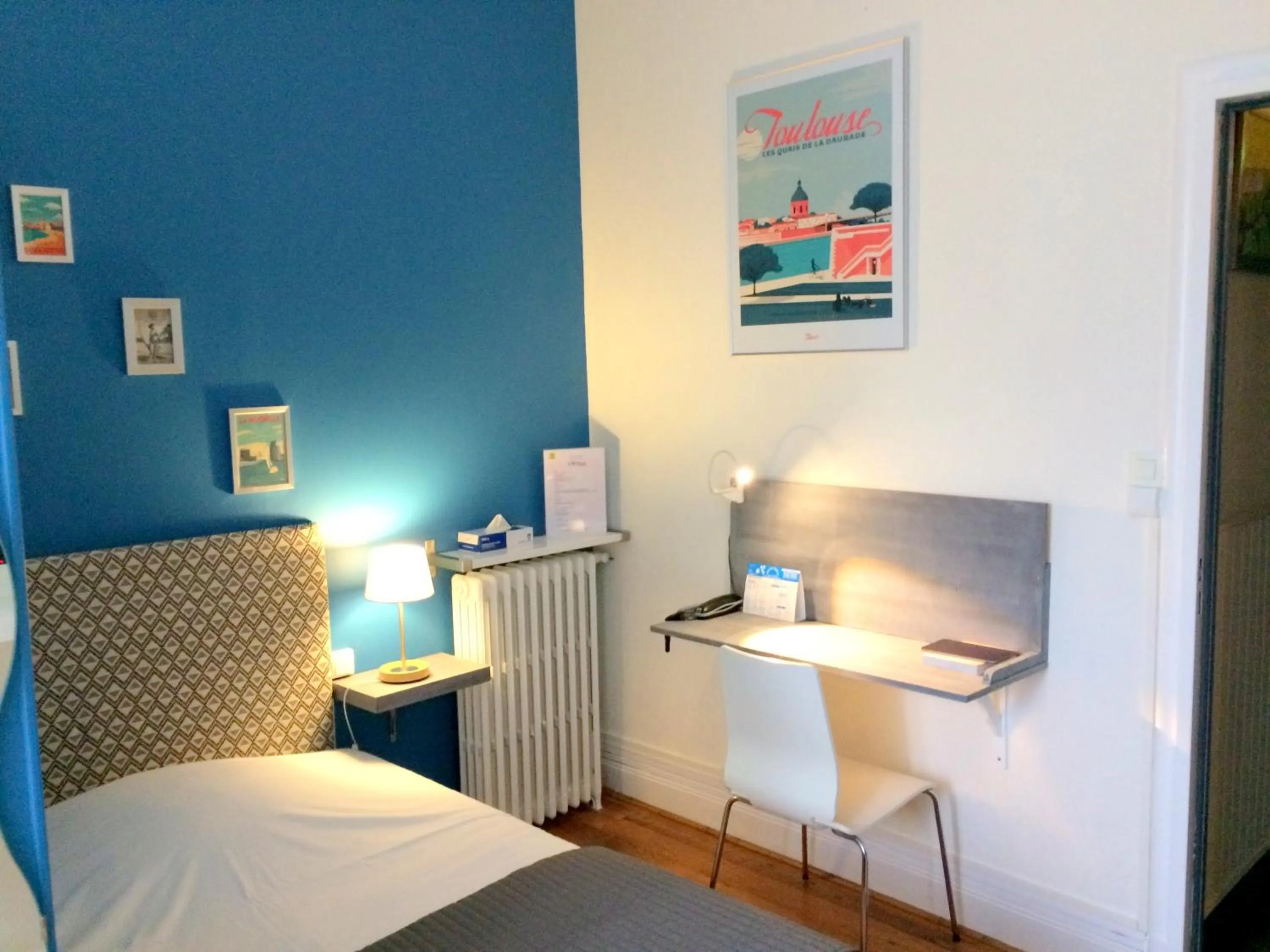 Photo of the whole room, Bed in Logis Hotel L'Occitan 2 étoiles