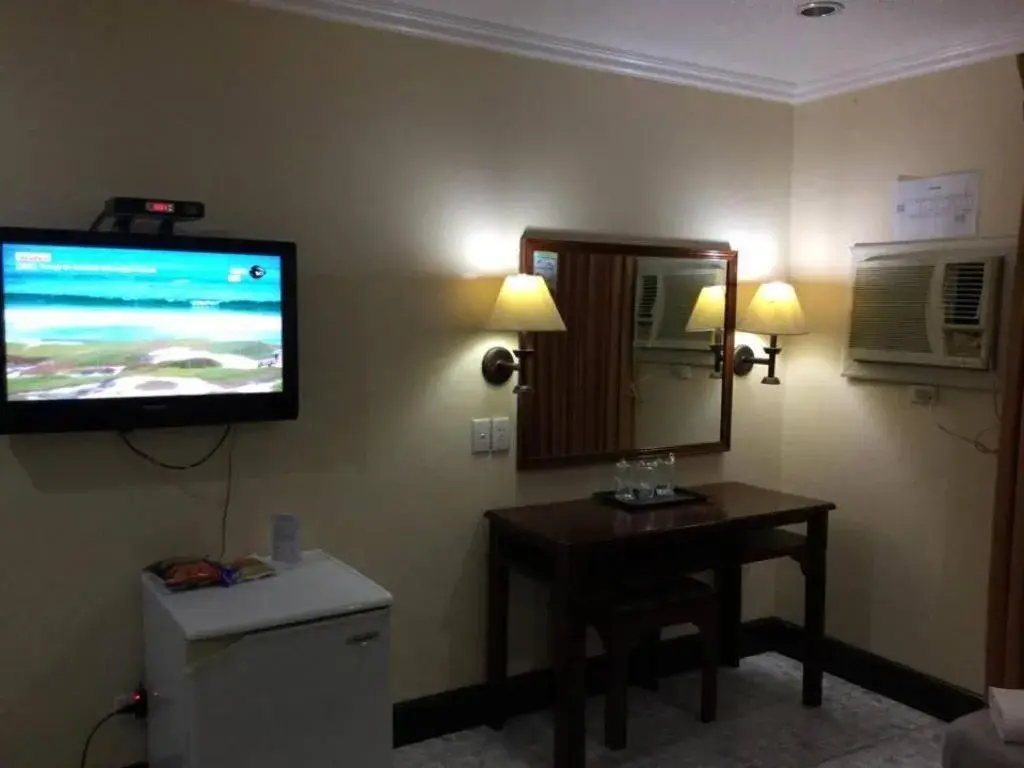 TV and multimedia, TV/Entertainment Center in Dotties Place Hotel and Restaurant