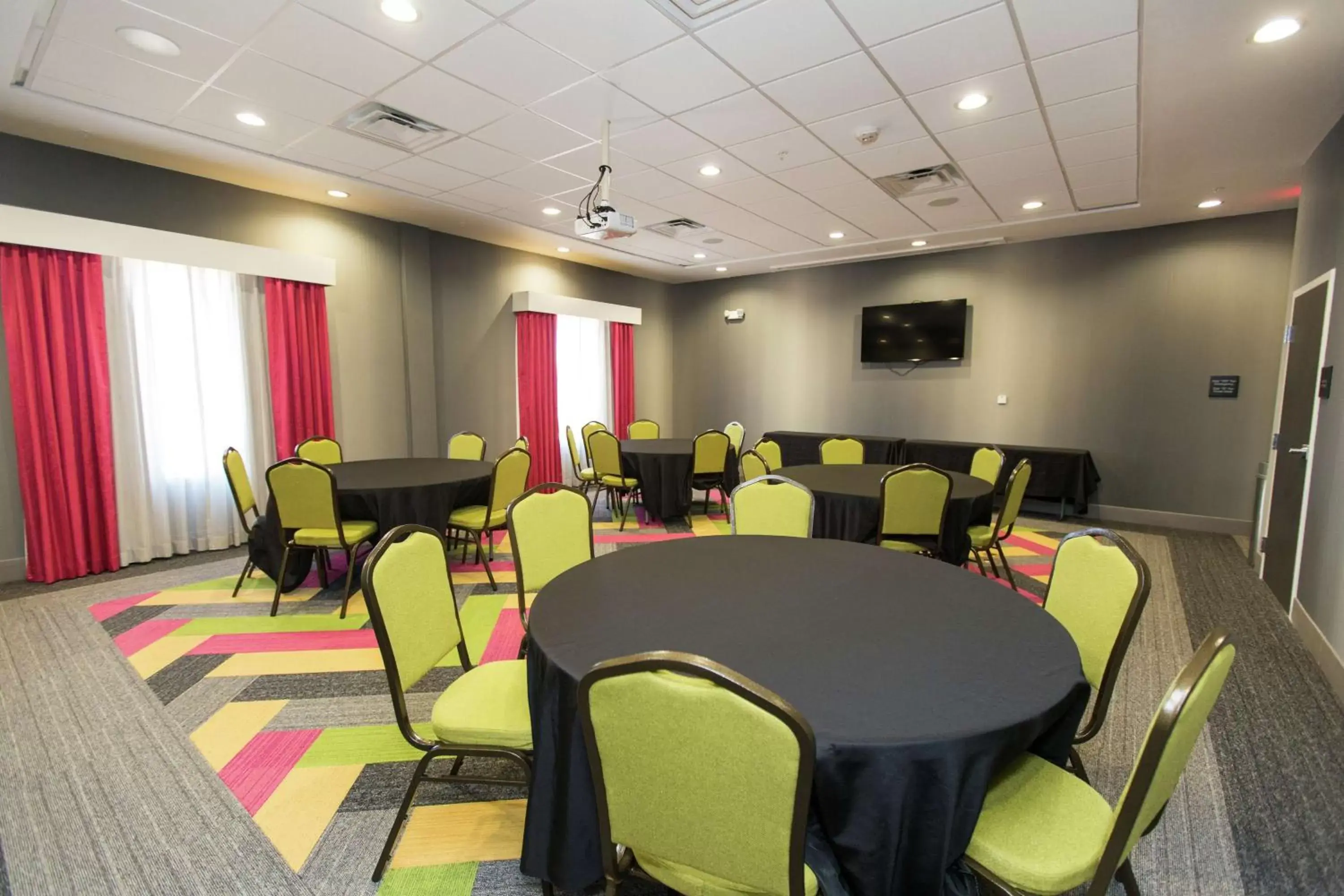 Meeting/conference room, Restaurant/Places to Eat in Hampton Inn Mustang