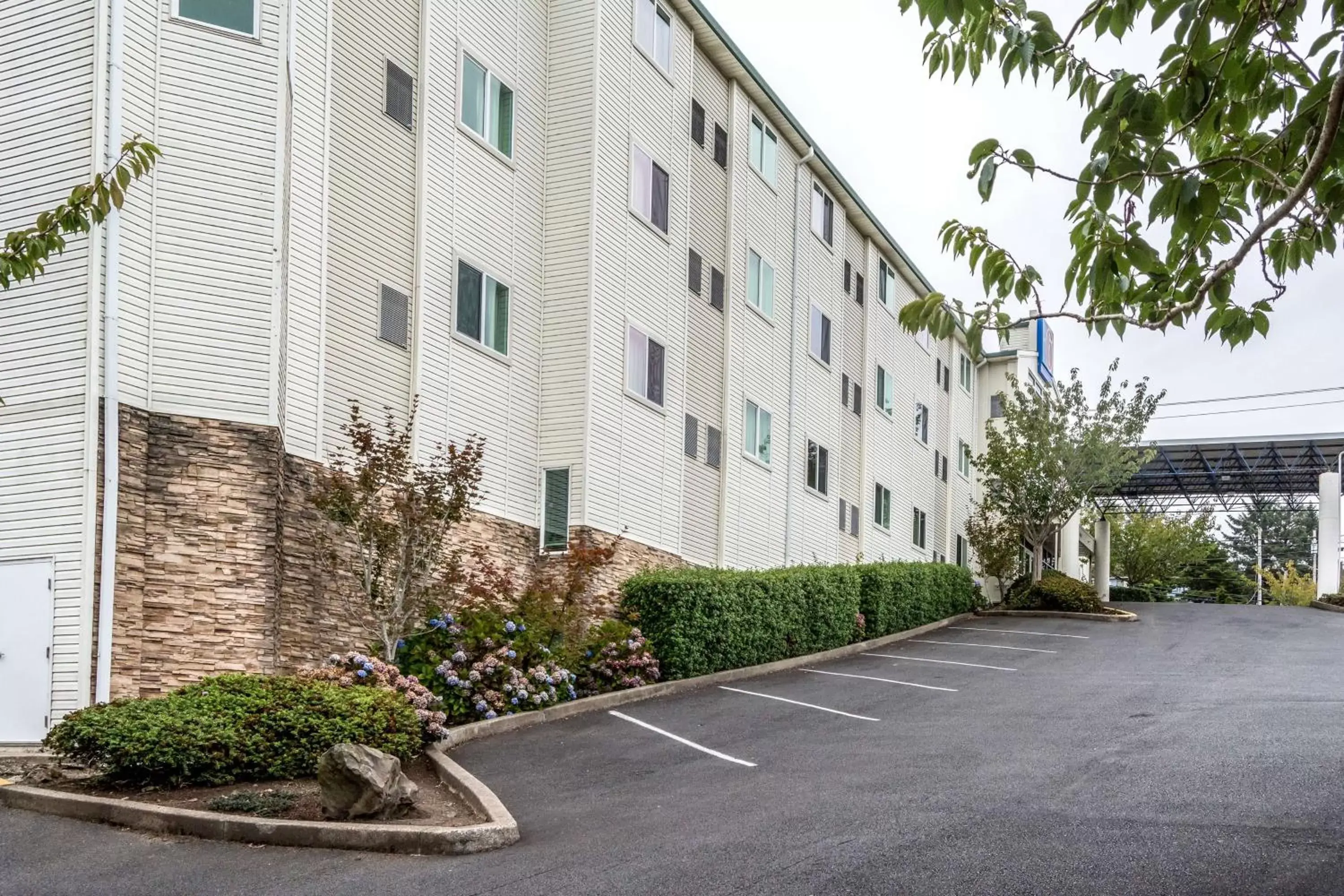 Property Building in Motel 6-Lincoln City, OR