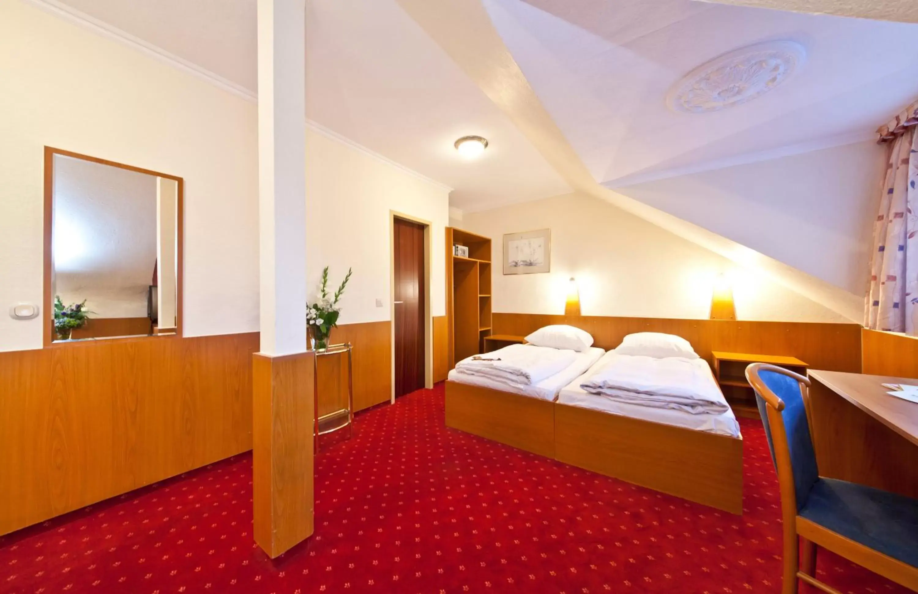 Photo of the whole room, Bed in Hotel Primus Frankfurt Sachsenhausen