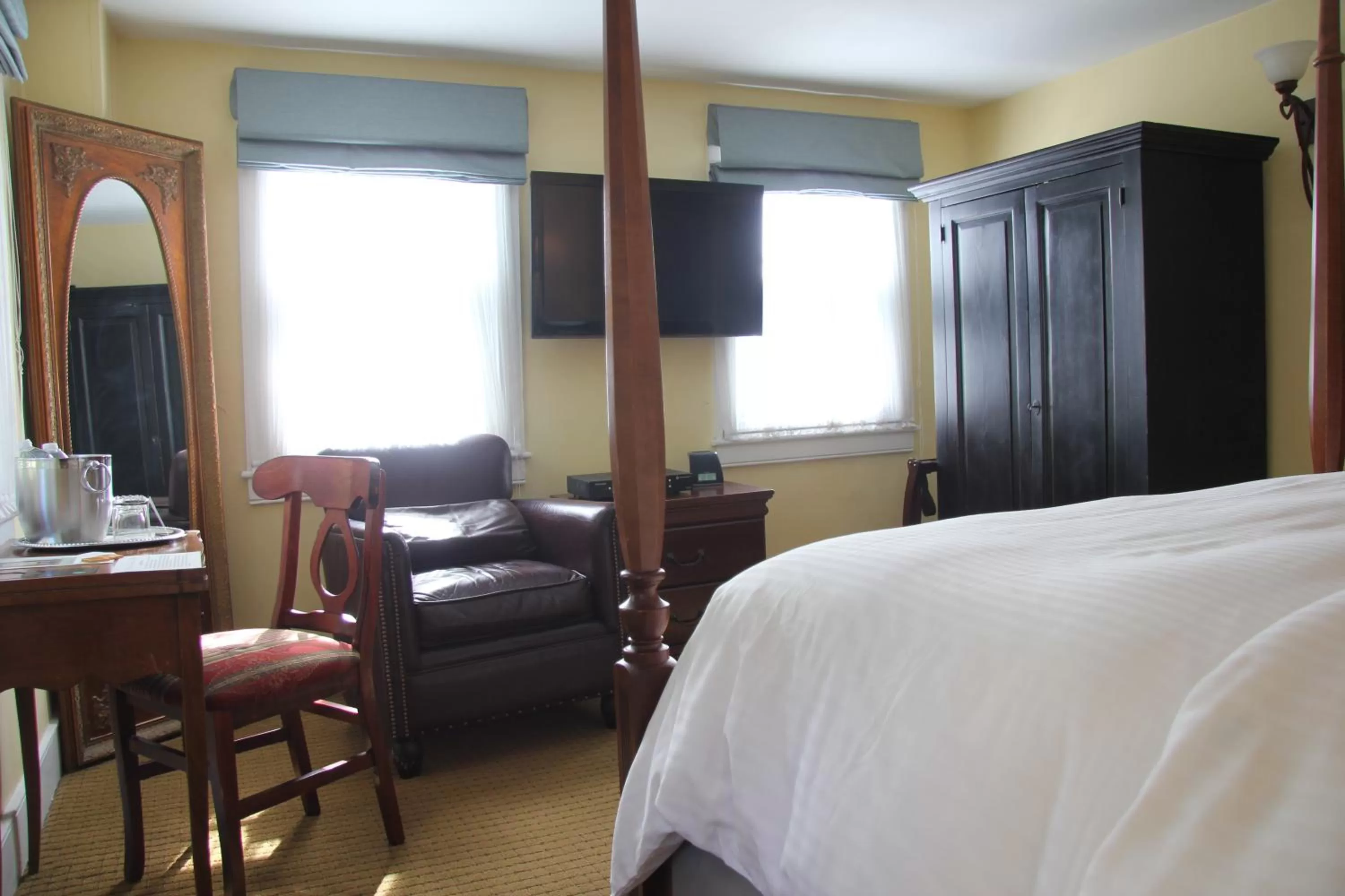 Bathroom, Bed in Morris House Hotel