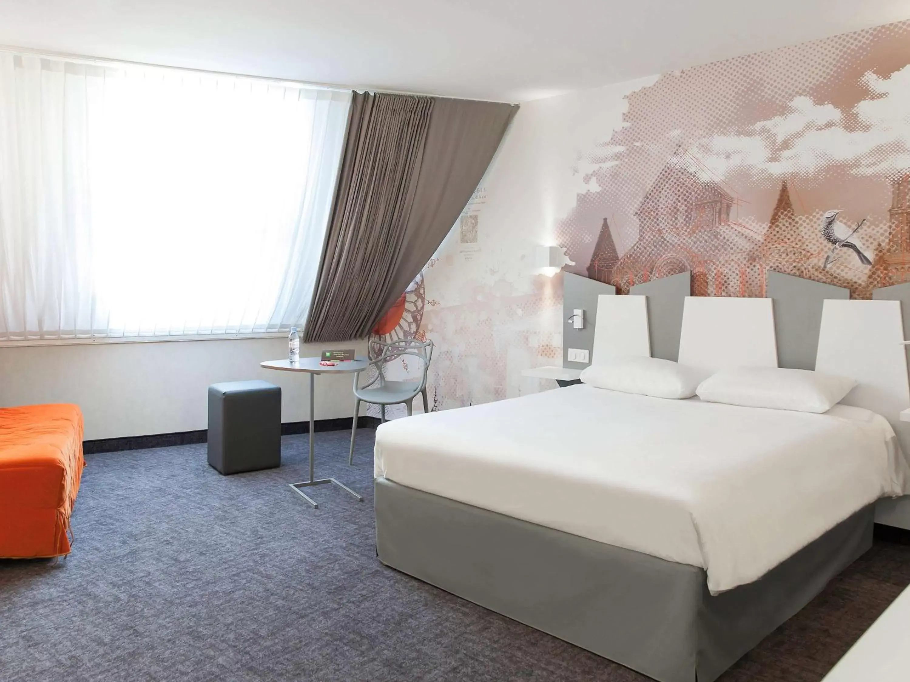 Property building, Bed in ibis Styles Poitiers Centre