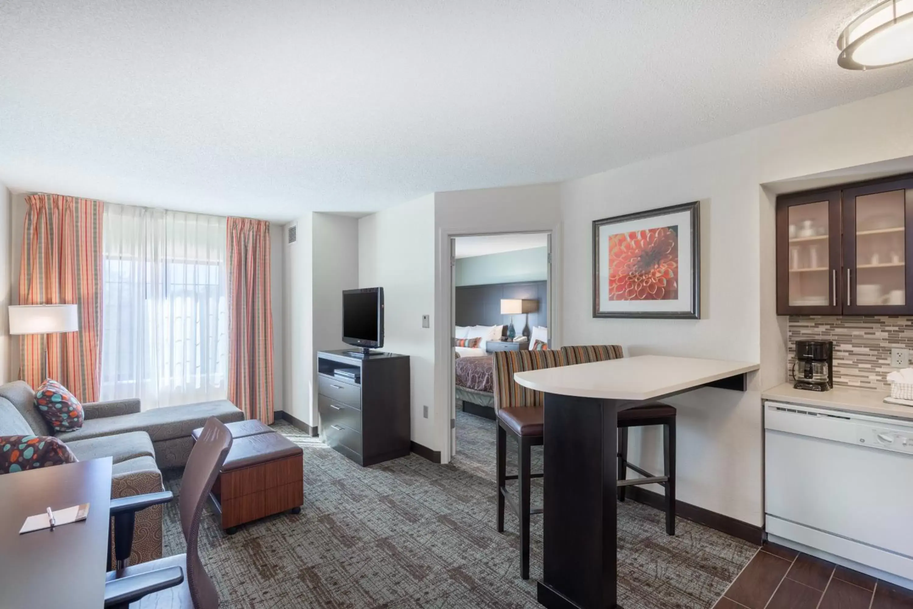 Photo of the whole room, Seating Area in Staybridge Suites Wilmington-Newark, an IHG Hotel