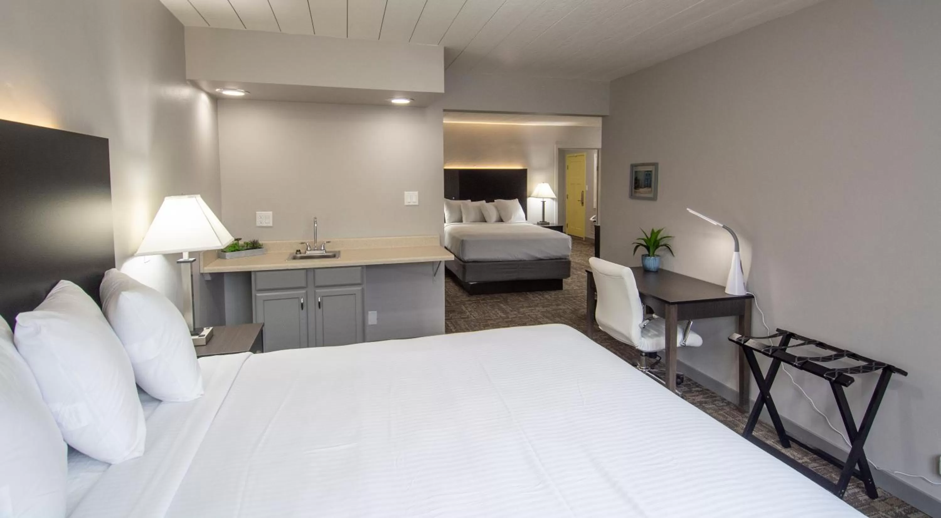 Photo of the whole room, Bed in Americana Modern Hotel