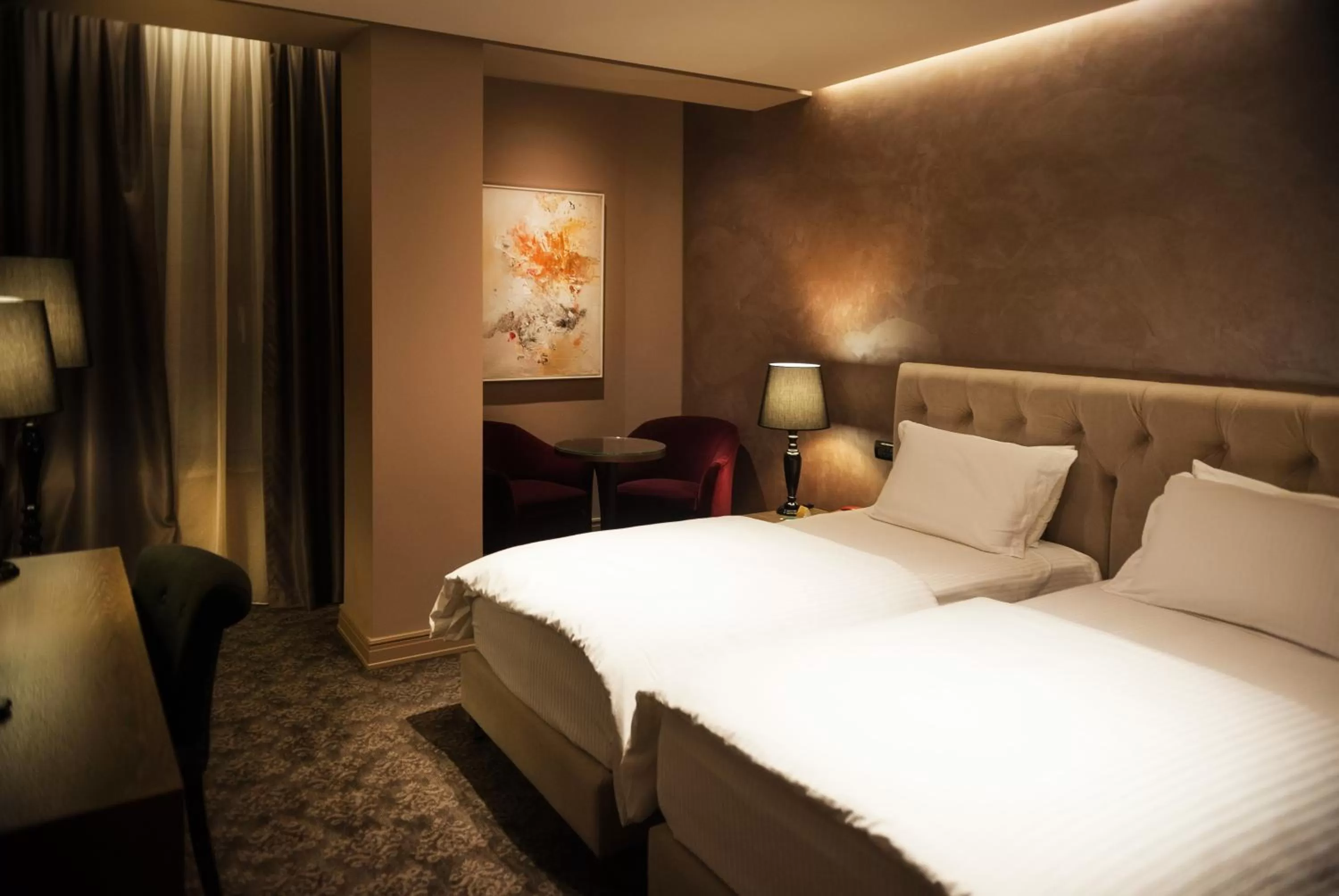 Bedroom, Bed in Mondial Hotel