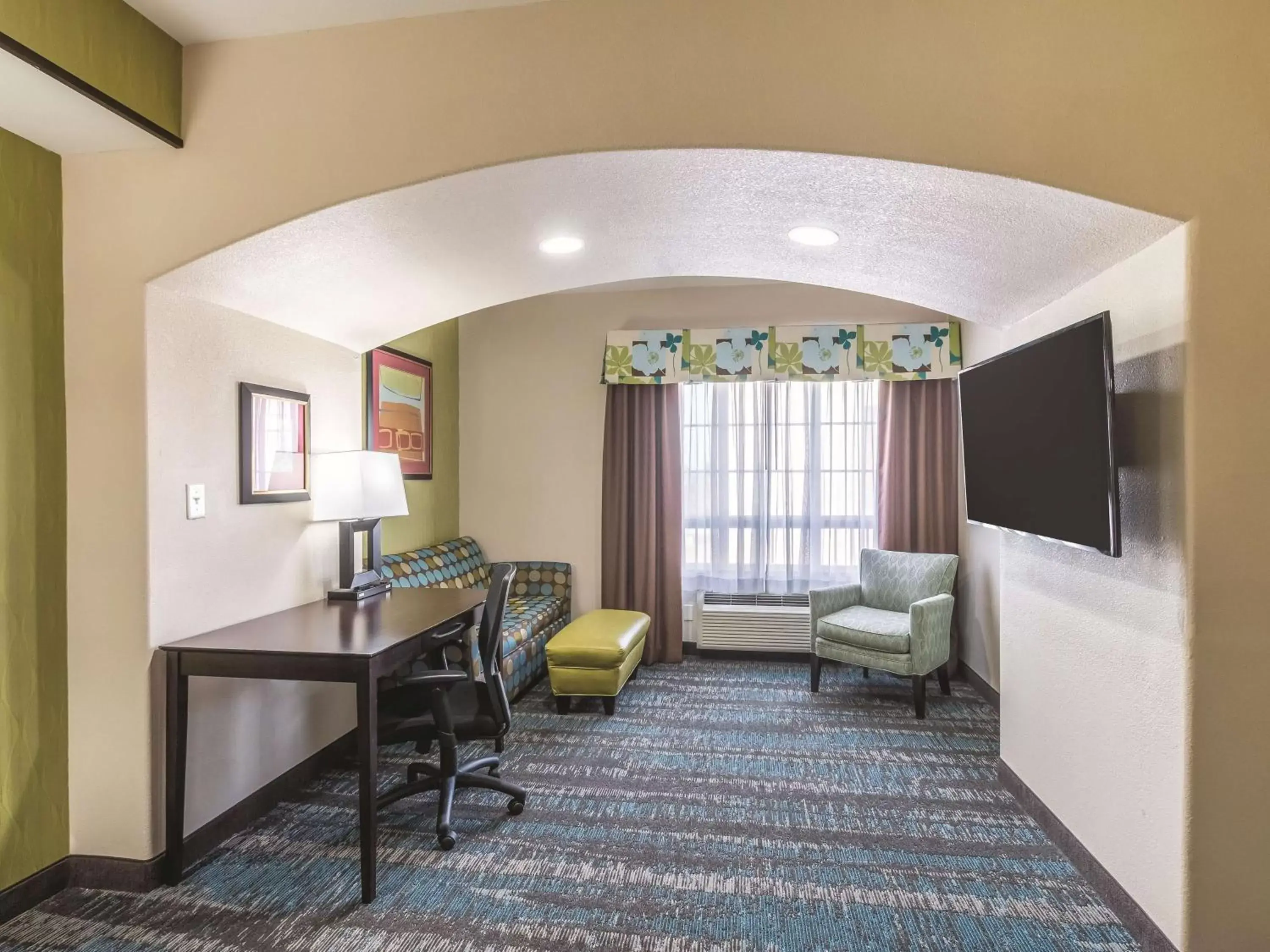 Photo of the whole room, Seating Area in La Quinta by Wyndham Dallas Grand Prairie South