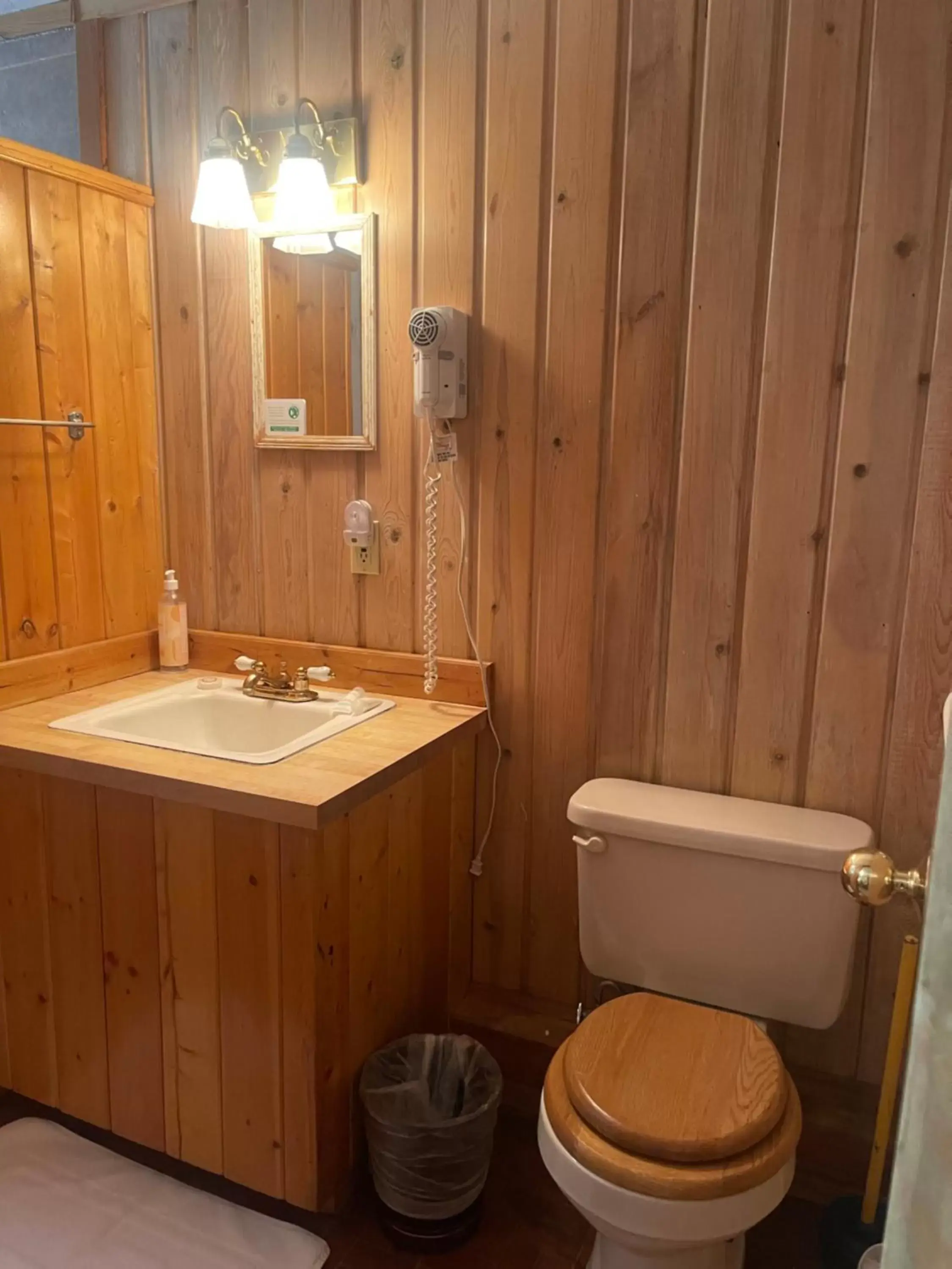 Bathroom in Silver Fork Lodge & Restaurant