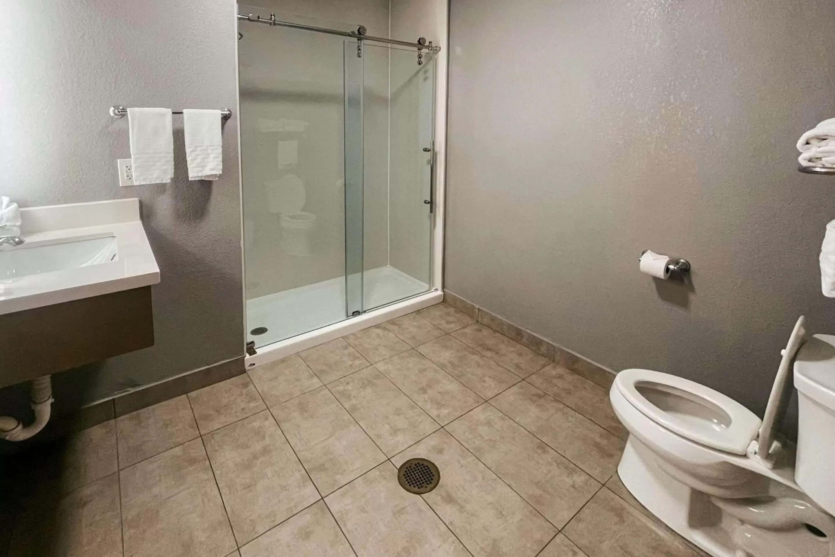 Bedroom, Bathroom in Comfort Suites Seabrook - Kemah