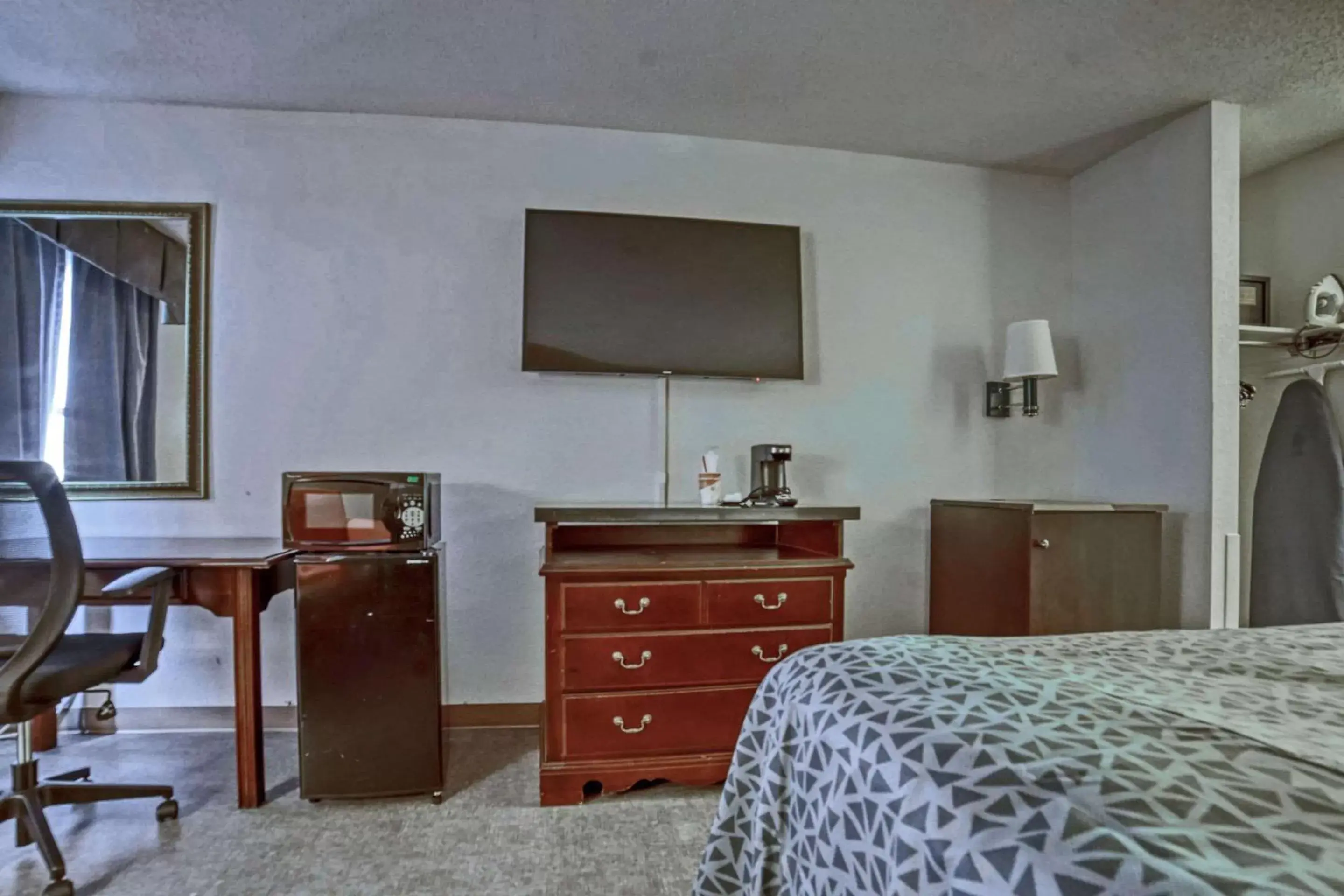 Bedroom, TV/Entertainment Center in Econo Lodge Raleigh near Walnut Creek Amphitheatre