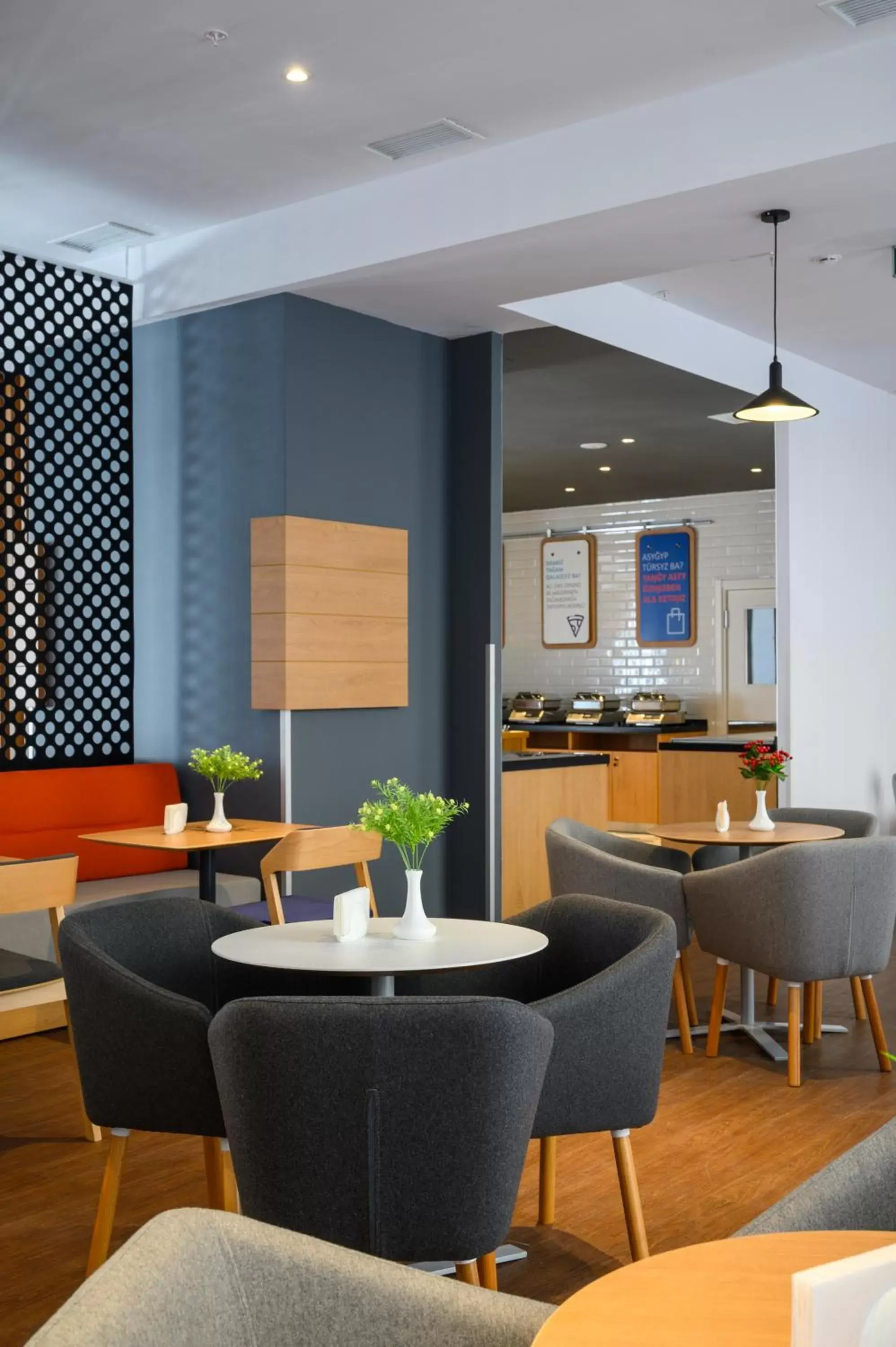 Restaurant/places to eat, Lounge/Bar in Holiday Inn Express - Almaty, an IHG Hotel