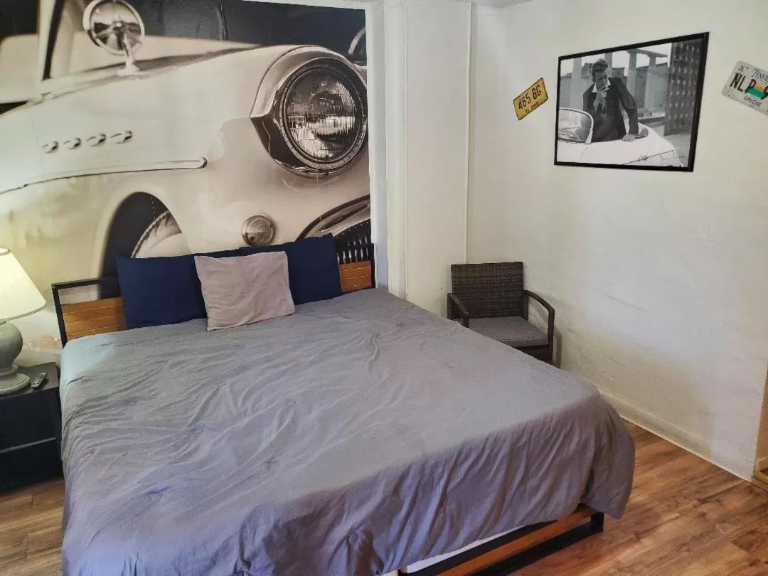 King Room in Brad's Desert Inn