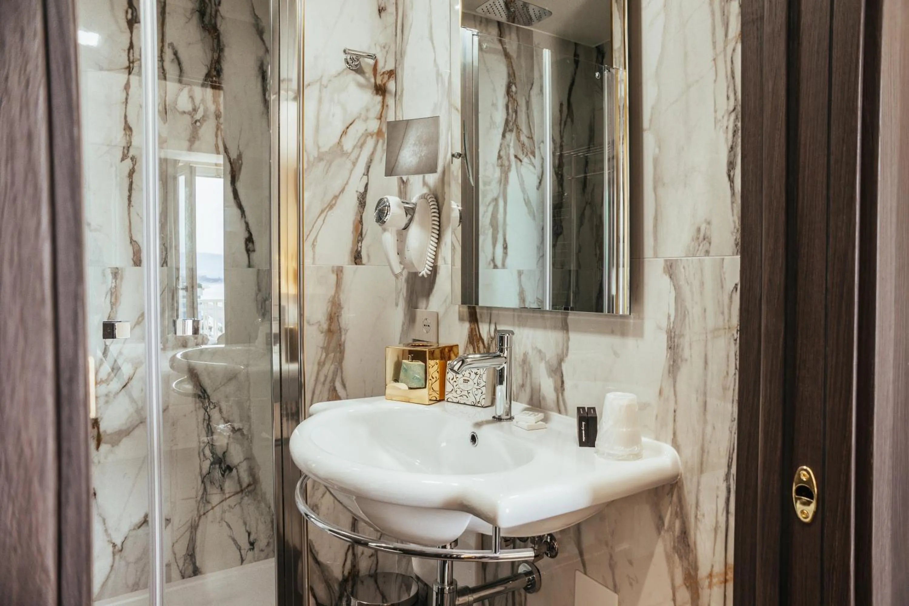 Shower in Hotel Palace