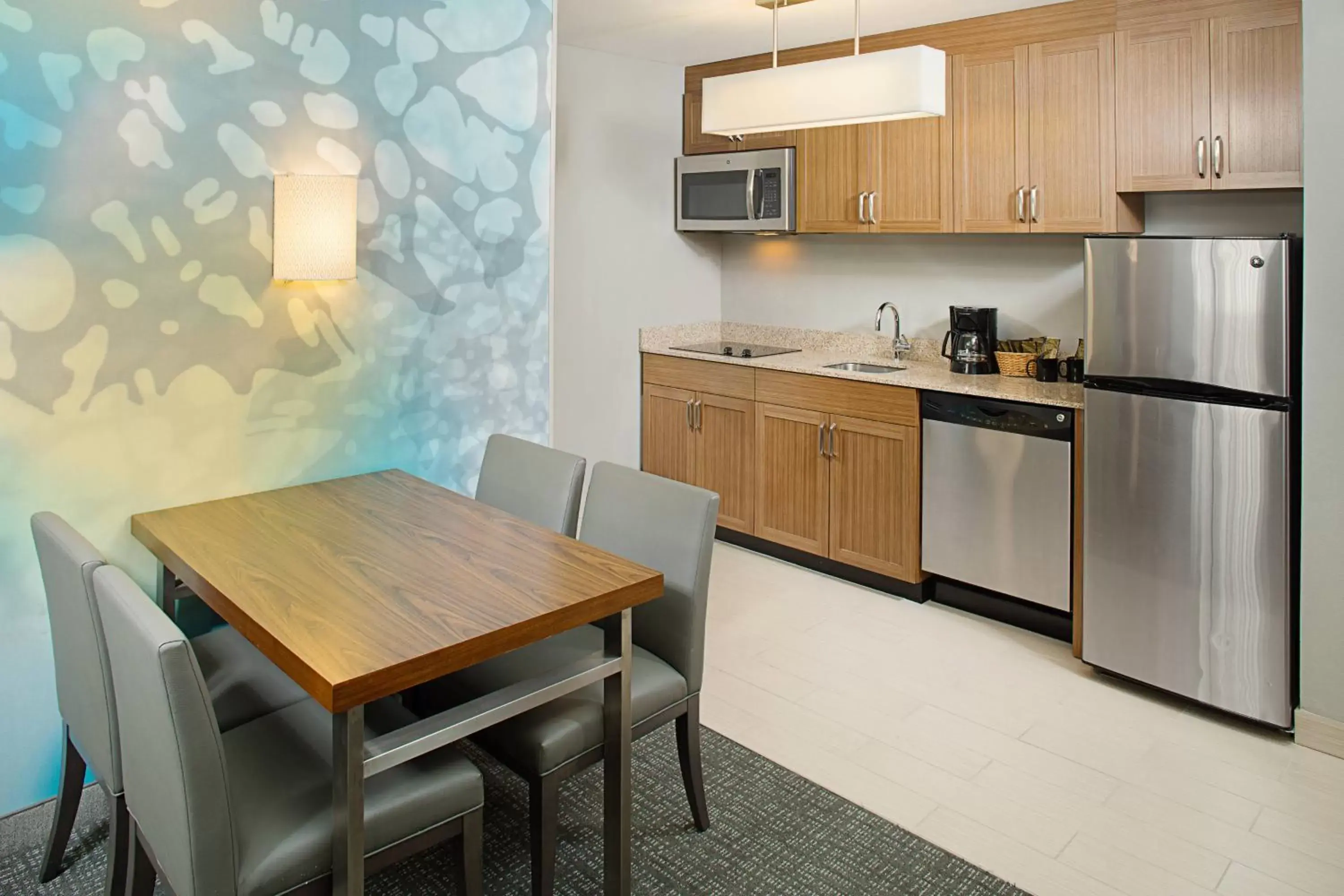 Kitchen or kitchenette, Kitchen/Kitchenette in Courtyard by Marriott Sacramento Midtown