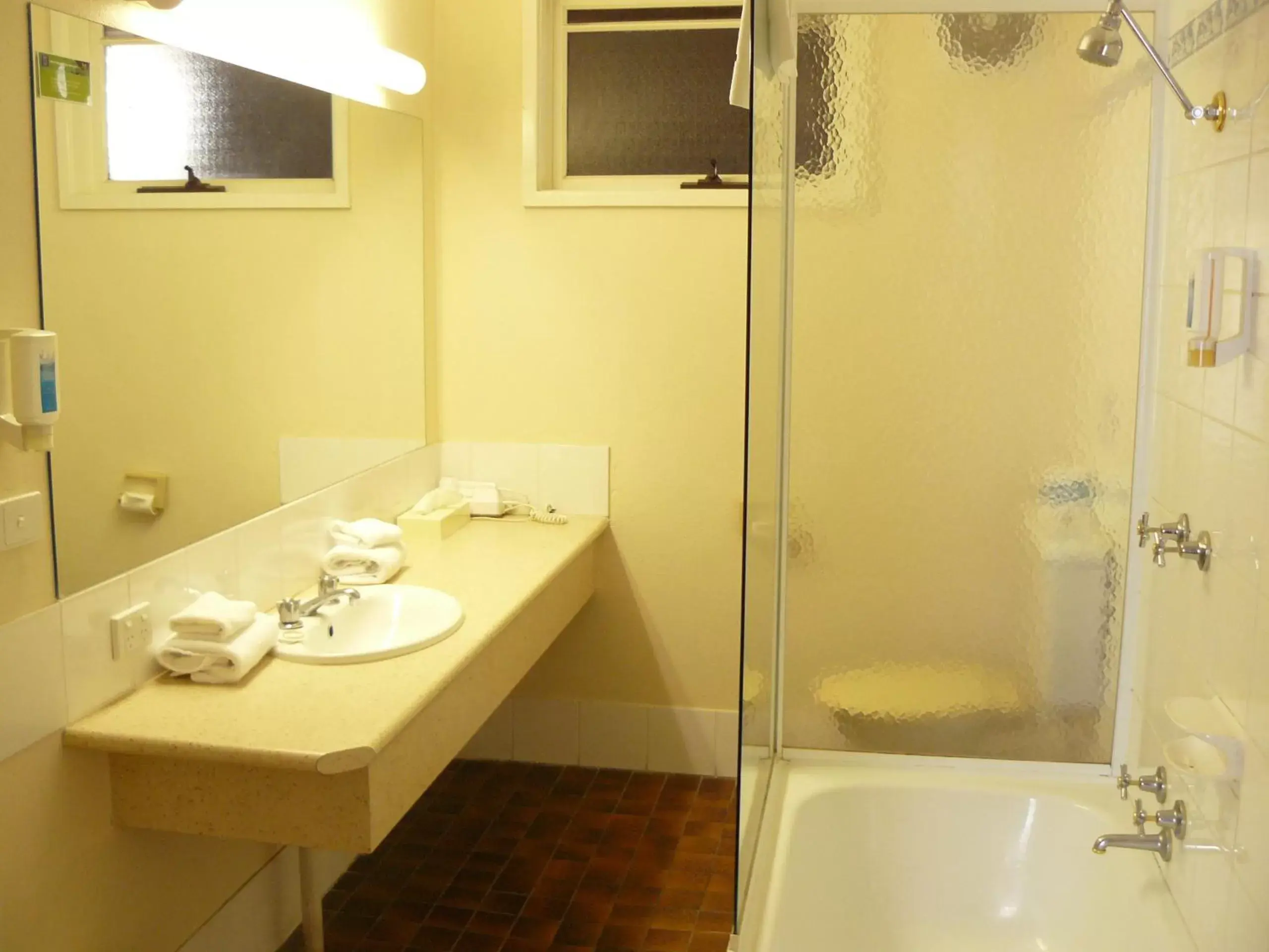 Hot Tub, Bathroom in Australia Park Motel