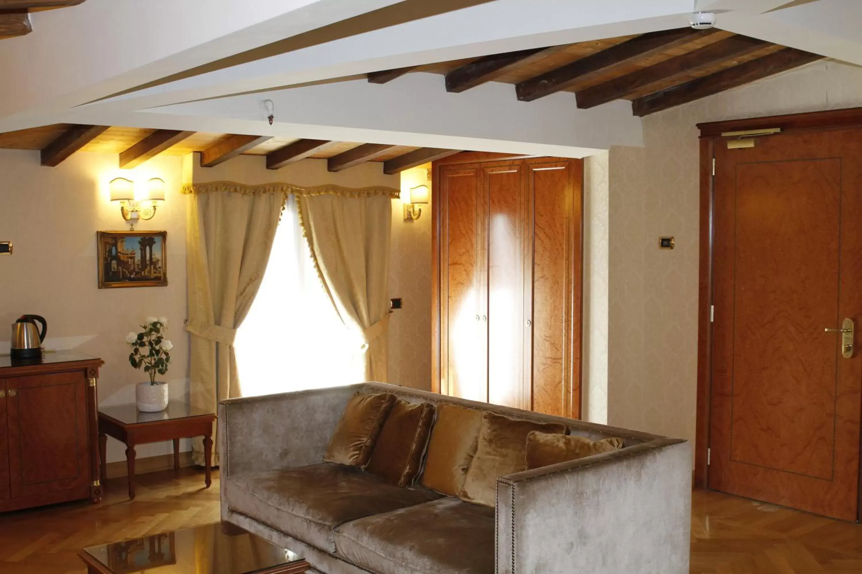 Photo of the whole room, Seating Area in Hotel Villa Pinciana