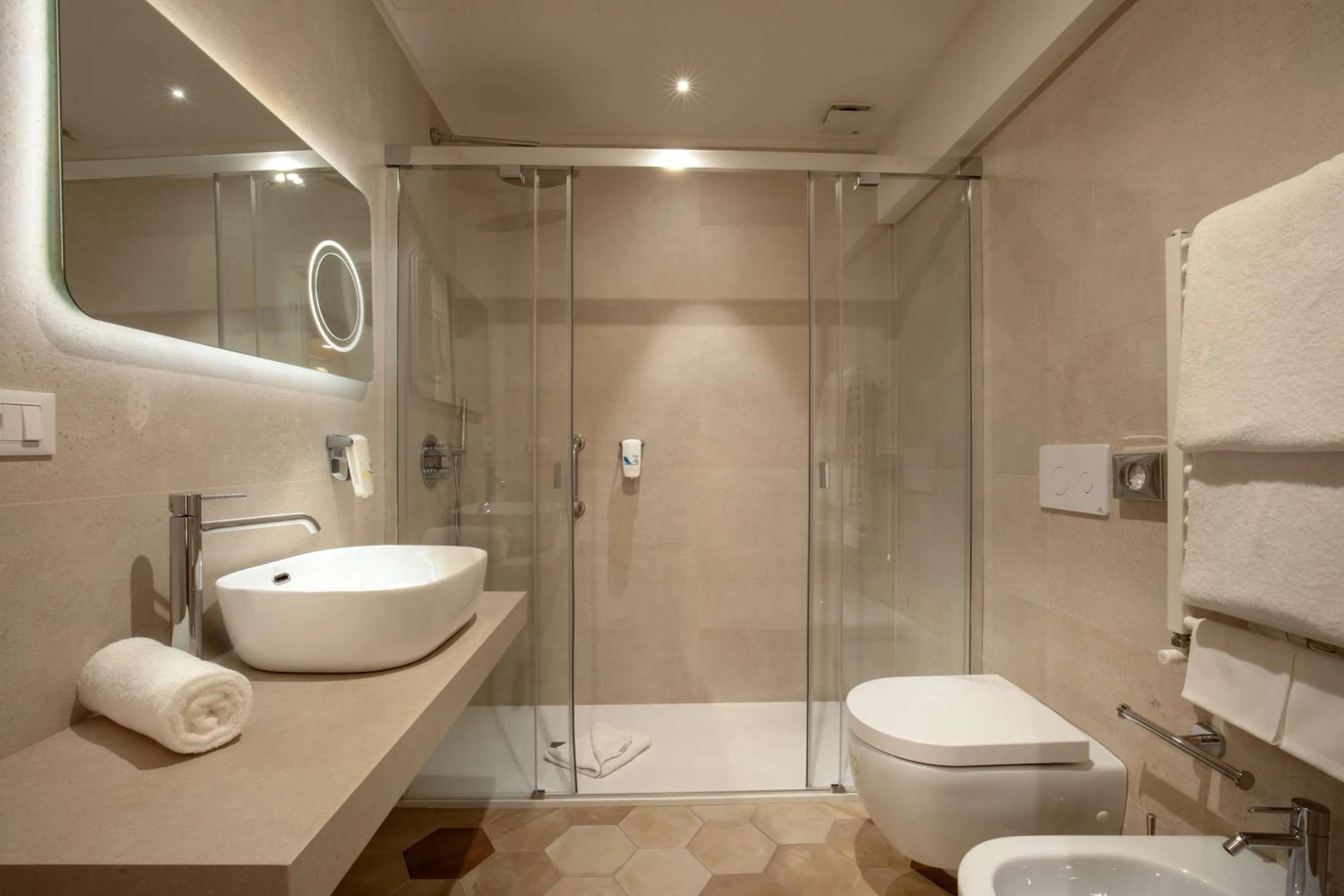 Bathroom in Cosmopolita Hotel Rome, Tapestry Collection by Hilton