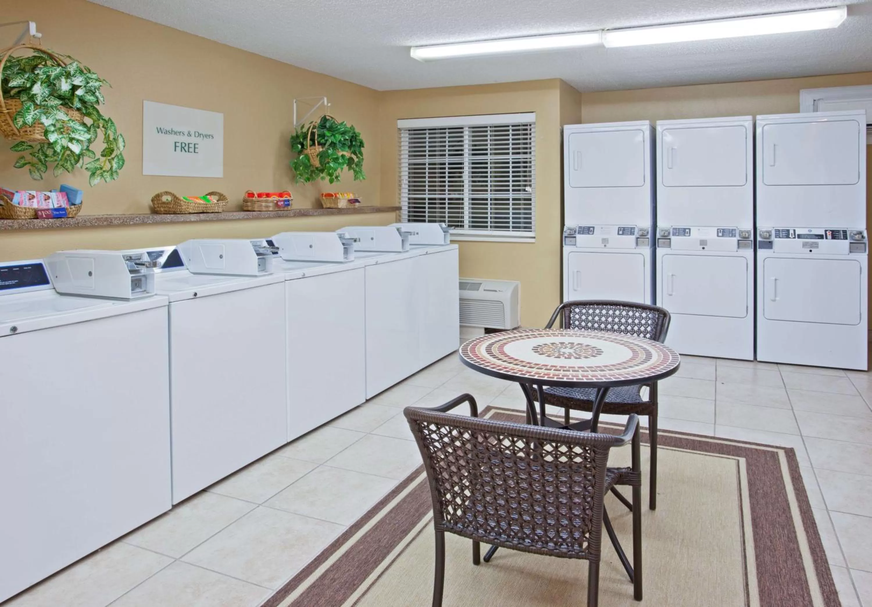 laundry, Kitchen/Kitchenette in Sonesta Simply Suites Houston Galleria Medical Center