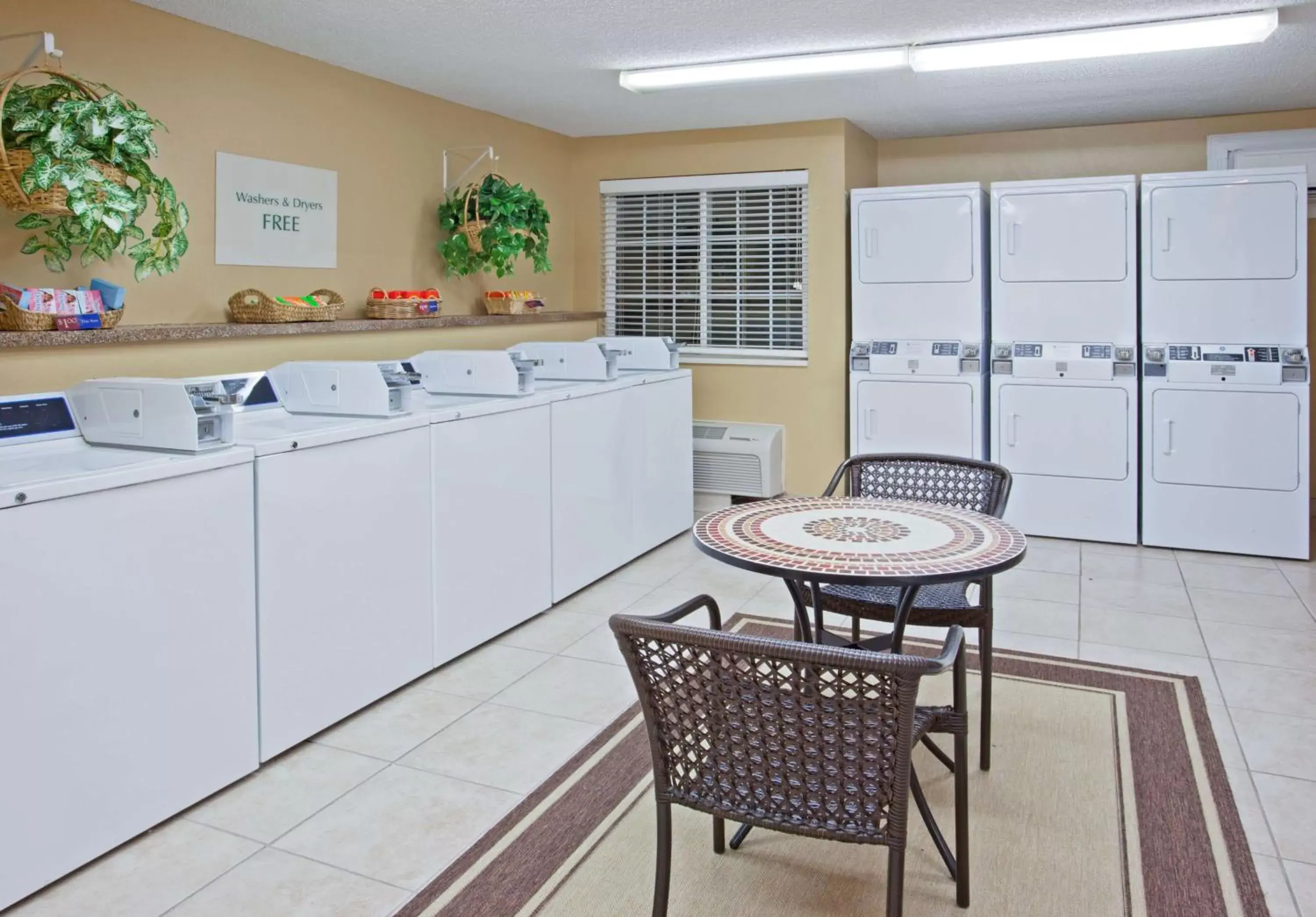 laundry, Kitchen/Kitchenette in Sonesta Simply Suites Houston Galleria Medical Center