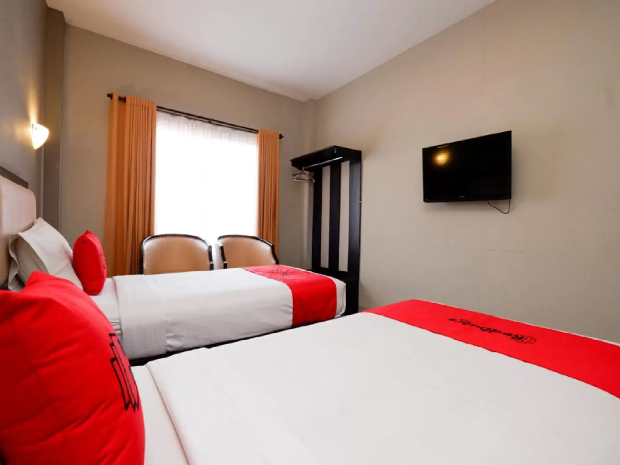 Bedroom, Bed in RedDoorz Plus @ Singosari Raya Bedroom, Bed in RedDoorz Plus @ Singosari Raya