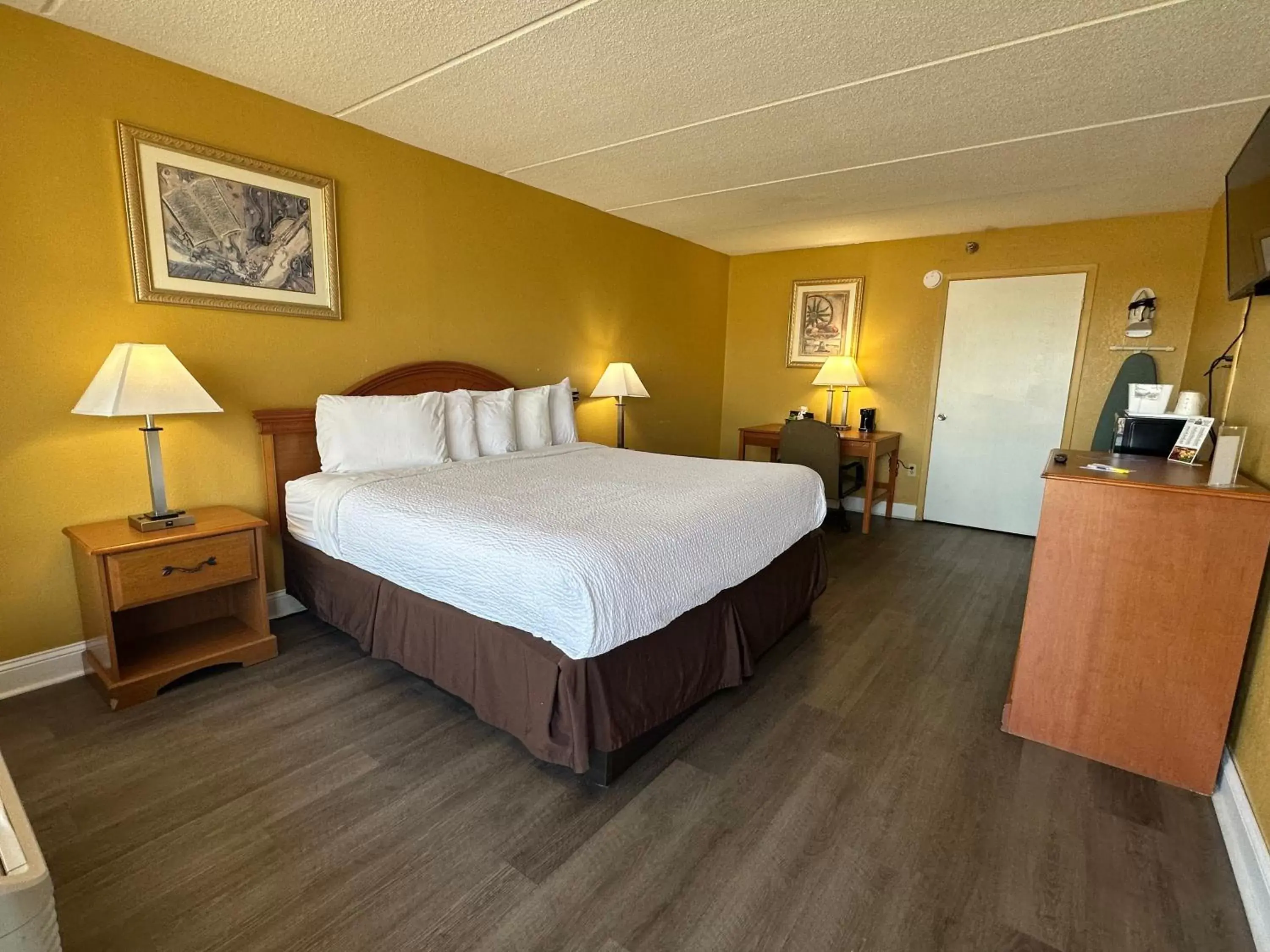 Photo of the whole room, Bed in Days Inn & Suites by Wyndham Pigeon Forge