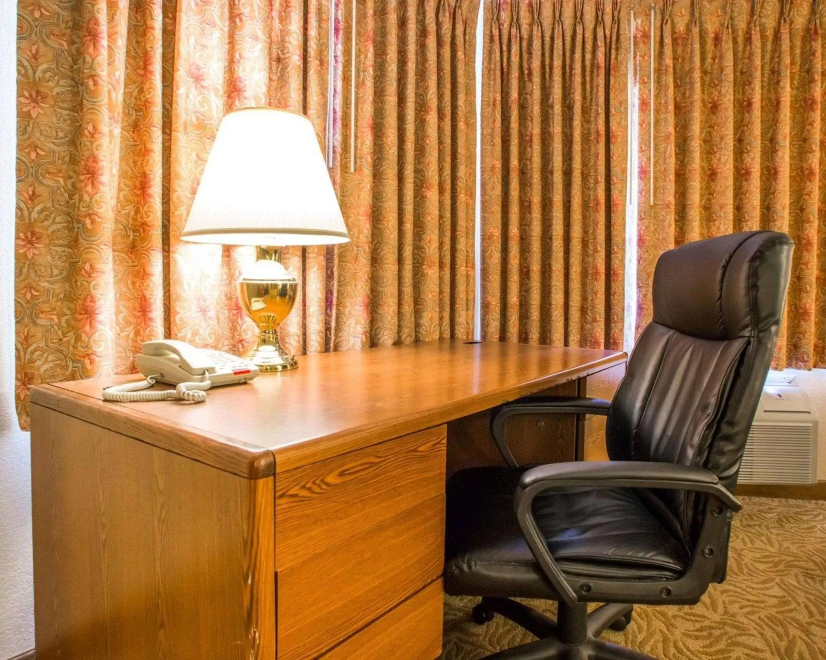 Photo of the whole room, Seating Area in Econo Lodge Inn & Suites Stevens Point