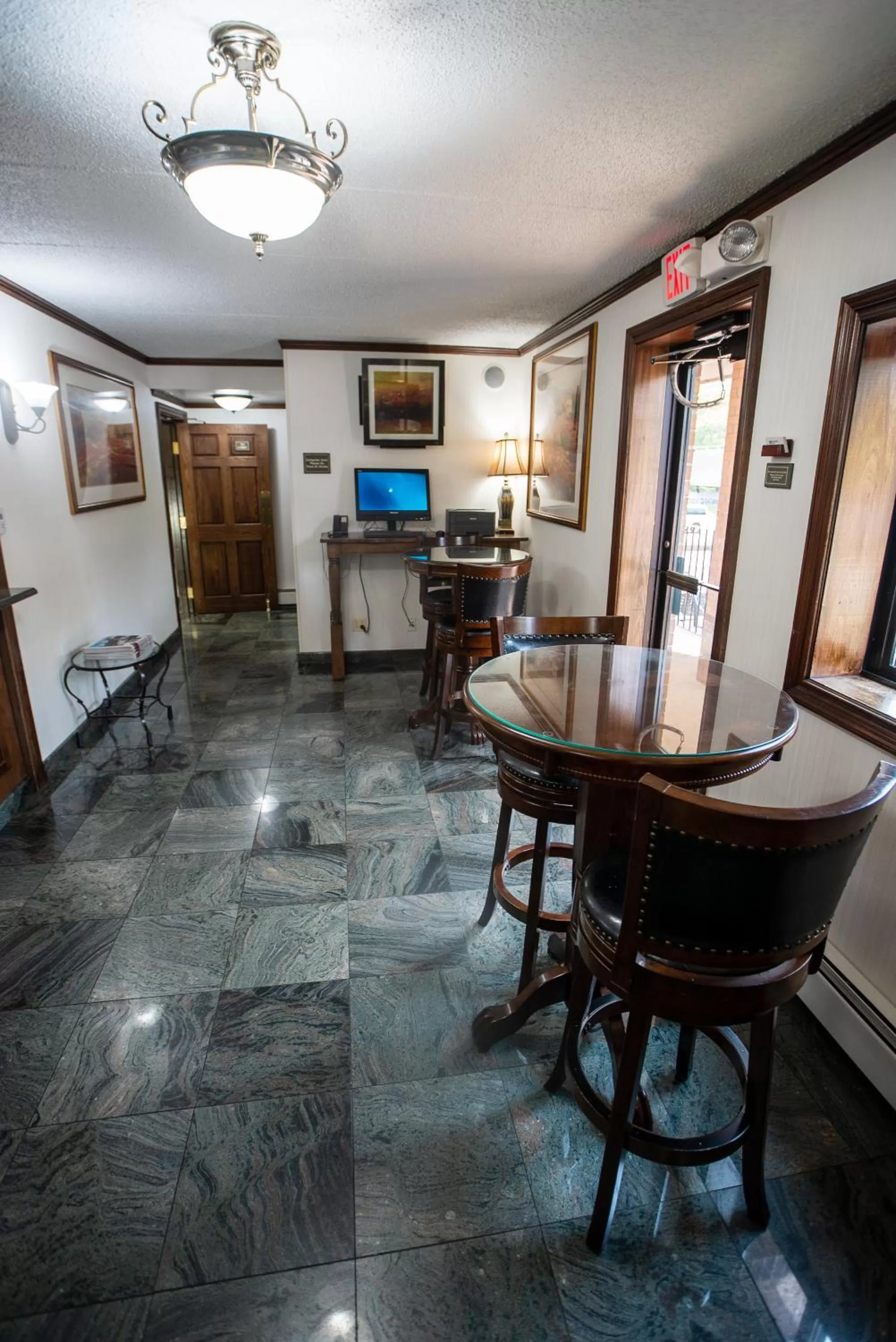 Seating area in Holland Hotel Free Parking Jersey City