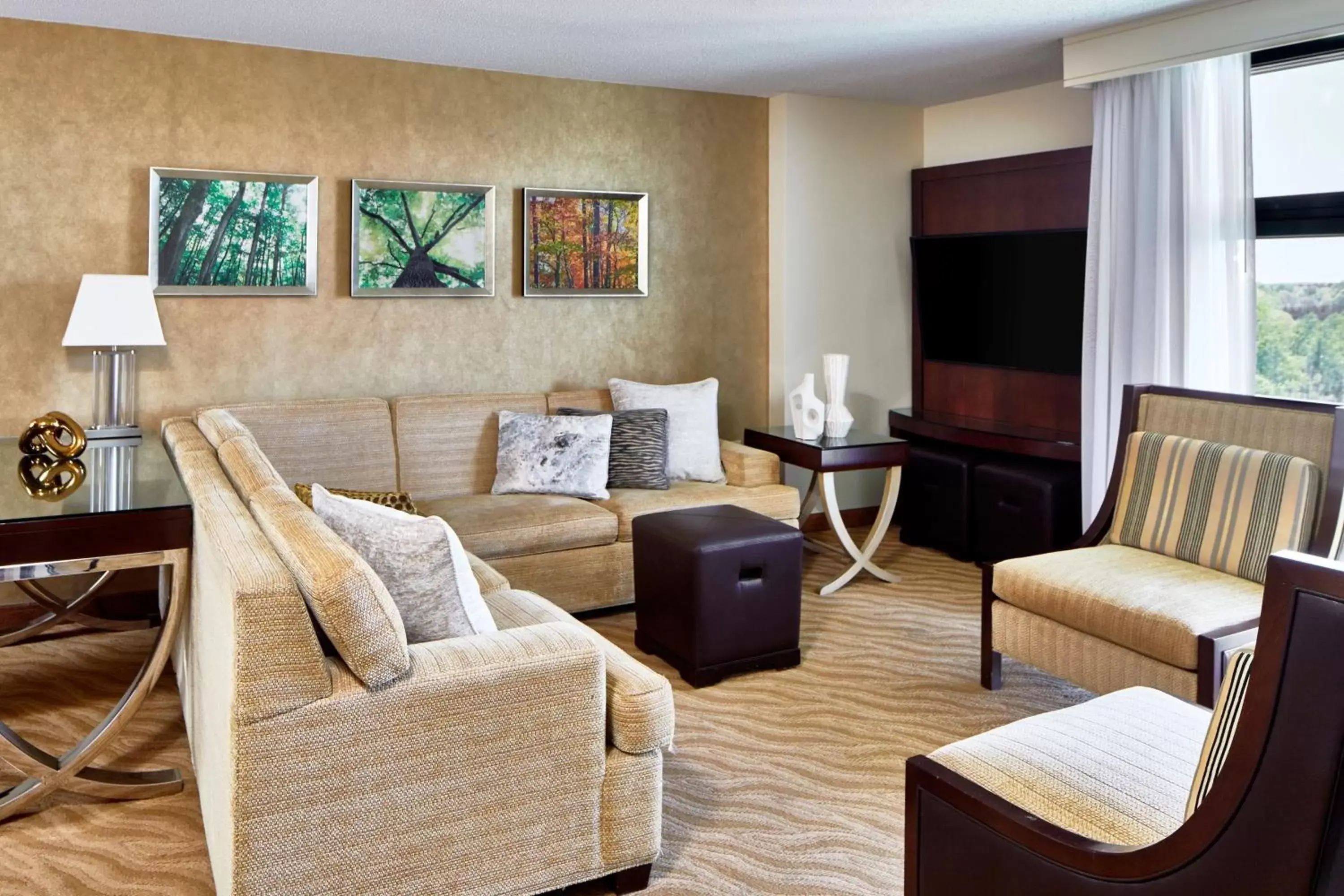 Photo of the whole room, Seating Area in Atlanta Marriott Alpharetta