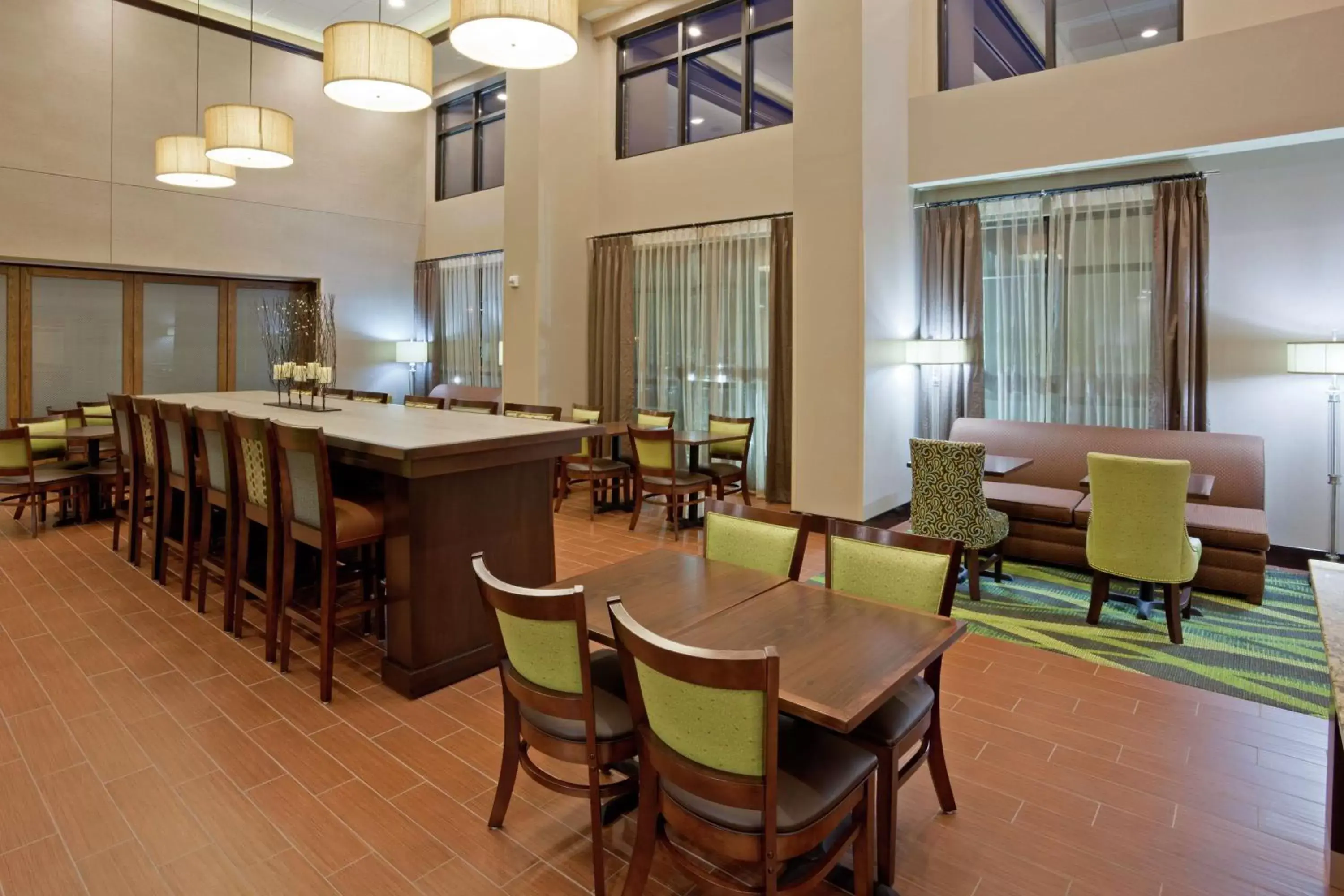 Lobby or reception, Lounge/Bar in Hampton Inn & Suites Minneapolis West/ Minnetonka