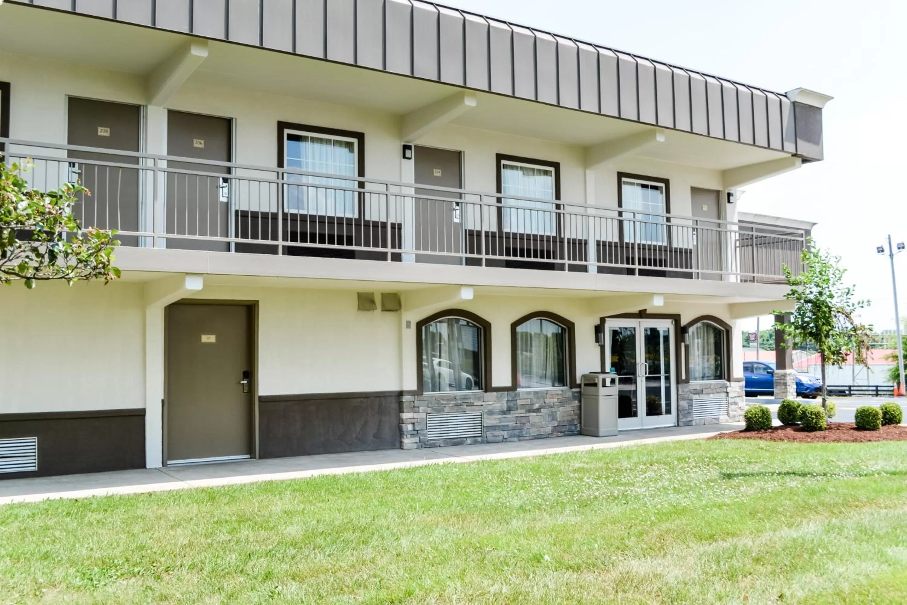 Facade/entrance in SureStay Hotel by Best Western Bowling Green North