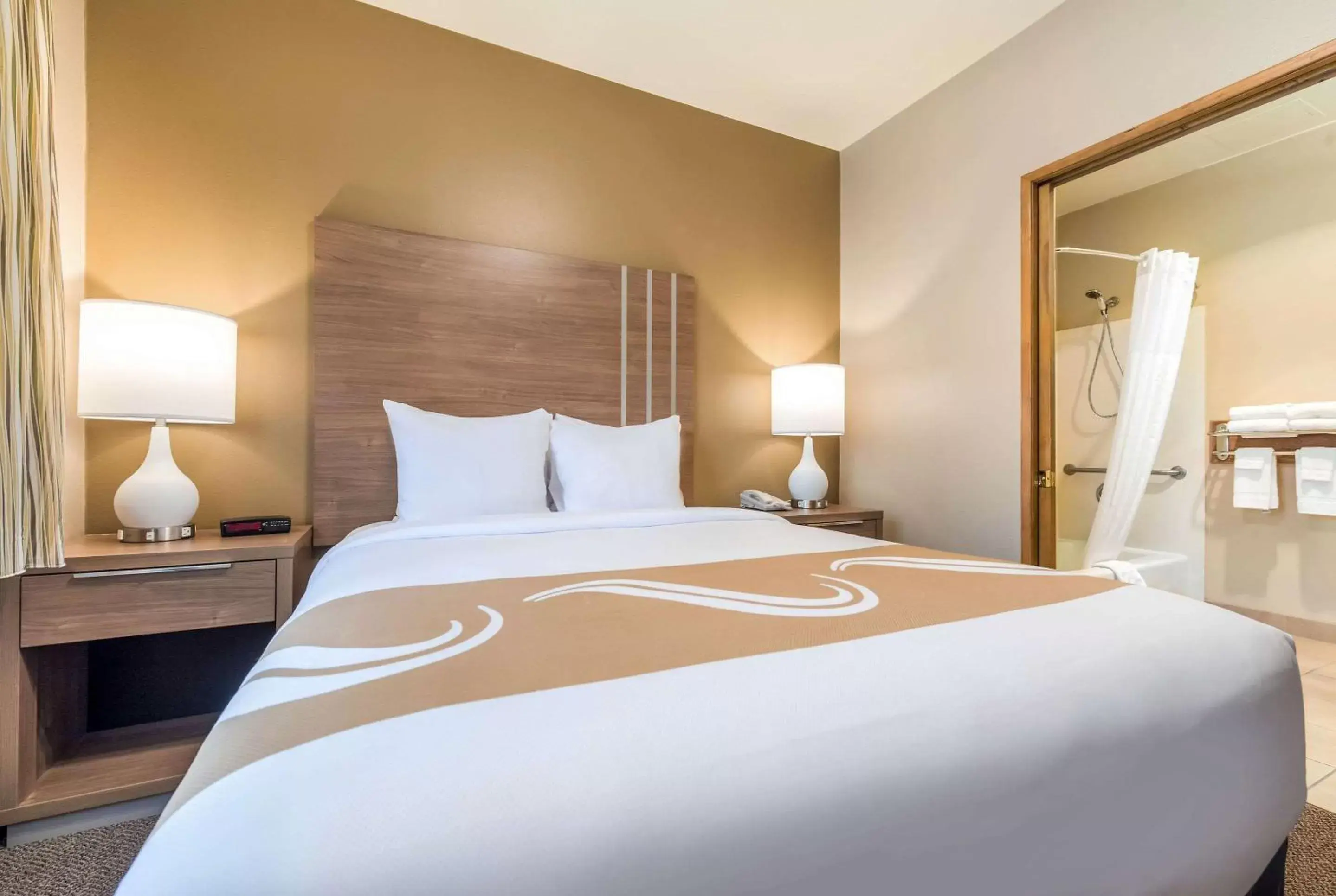 Bedroom, Bed in Quality Inn & Suites Bainbridge Island