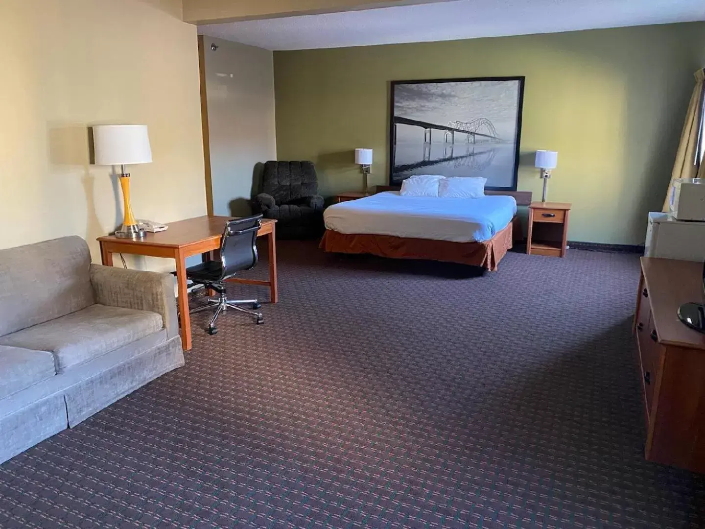 Photo of the whole room, Bed in Eagle Ridge Inn