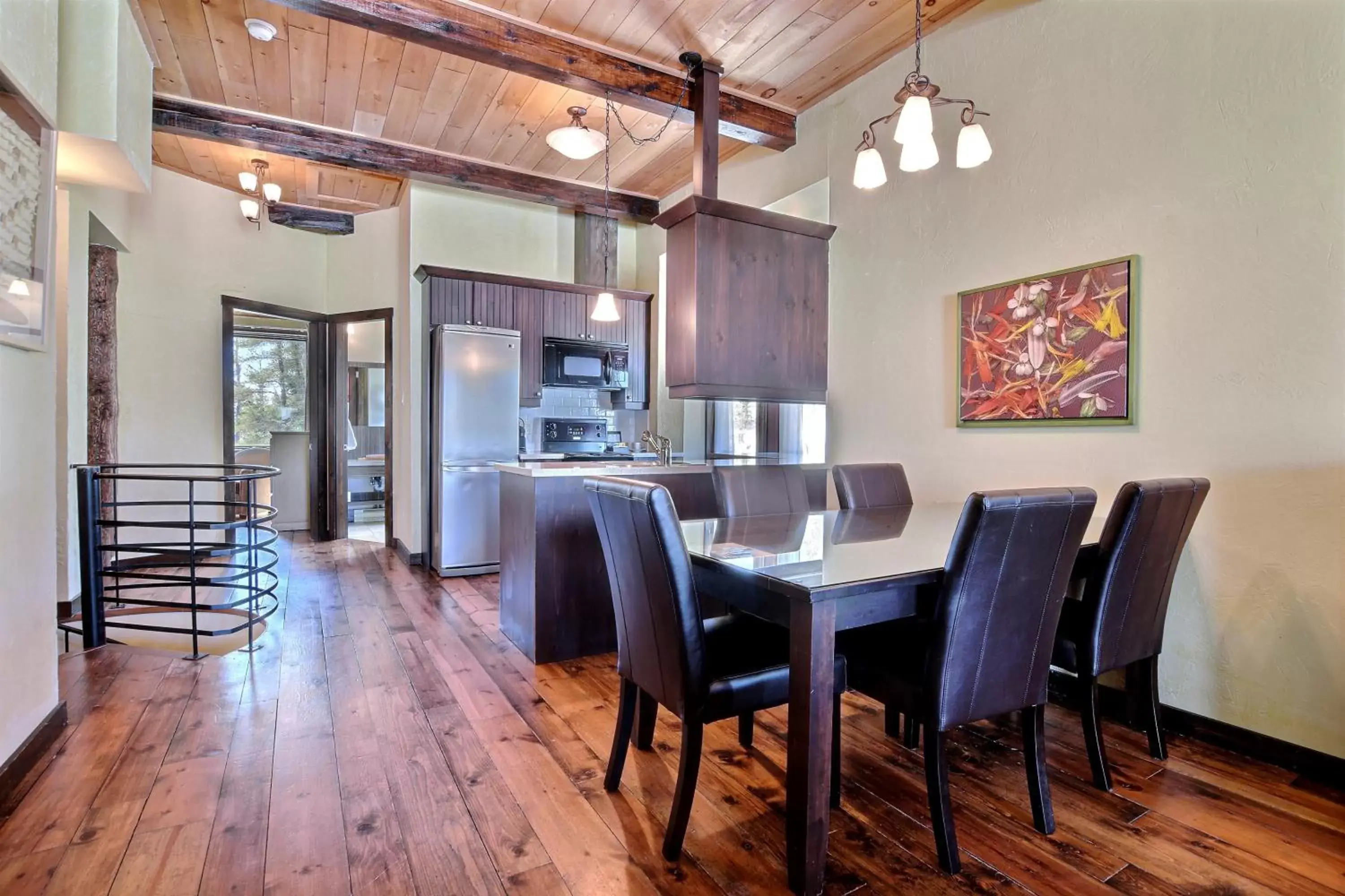 Dining Area in Les Condos Du Lac Taureau- Rooms & Condos