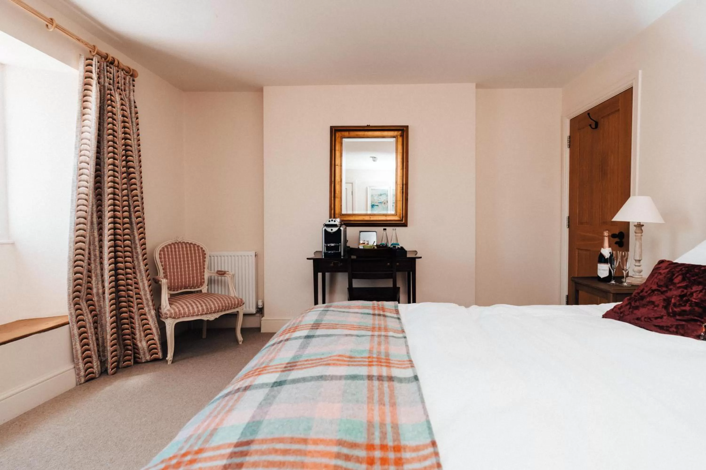 Bedroom, Bed in Cat and Custard Pot Inn